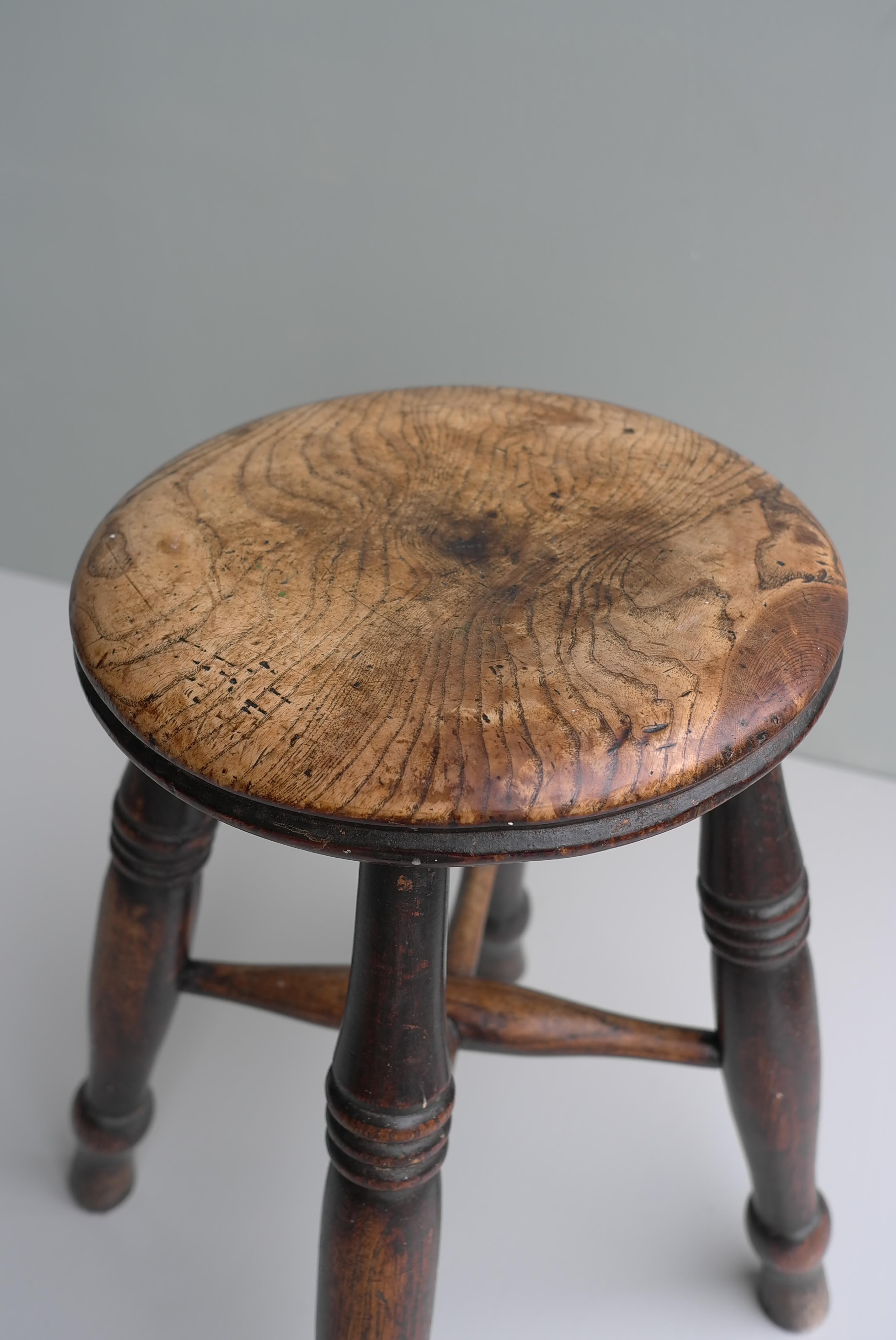 Windsor Stool in Dark Wood with Rich Patina, England, 1920's In Good Condition For Sale In Den Haag, NL
