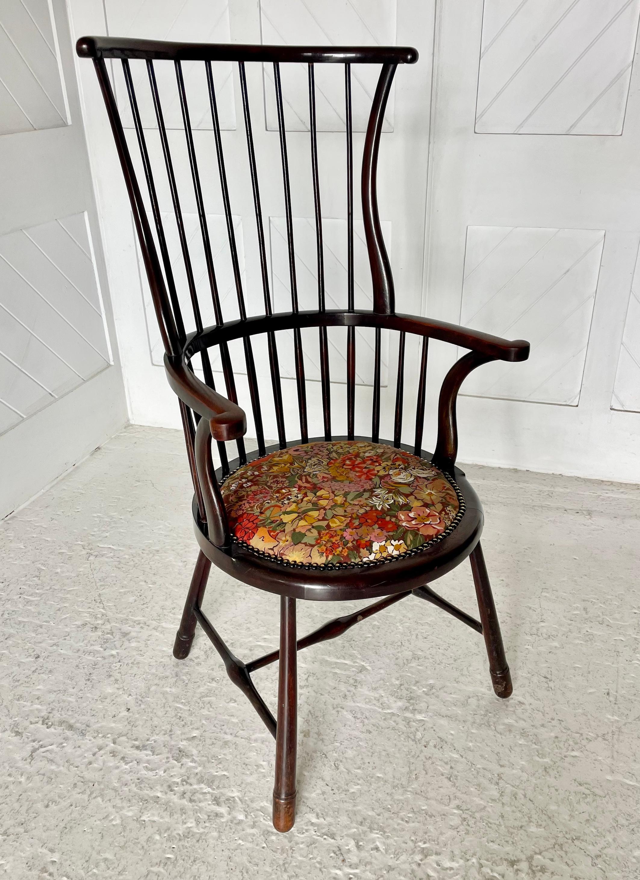 Sedia Arts & Crafts con schienale a botte in stile Windsor in faggio tinto

Rivestita con il tessuto originale Liberty 