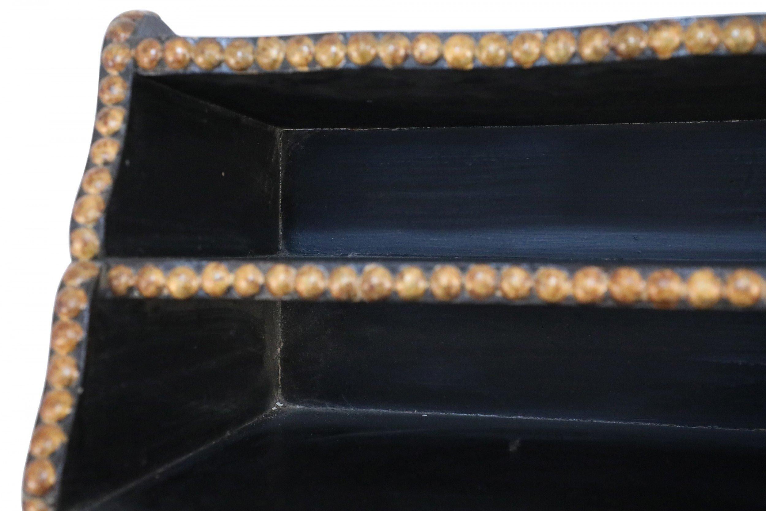 Scaffale da scrivania con bordo nero e oro in stile Windsor in vendita 2