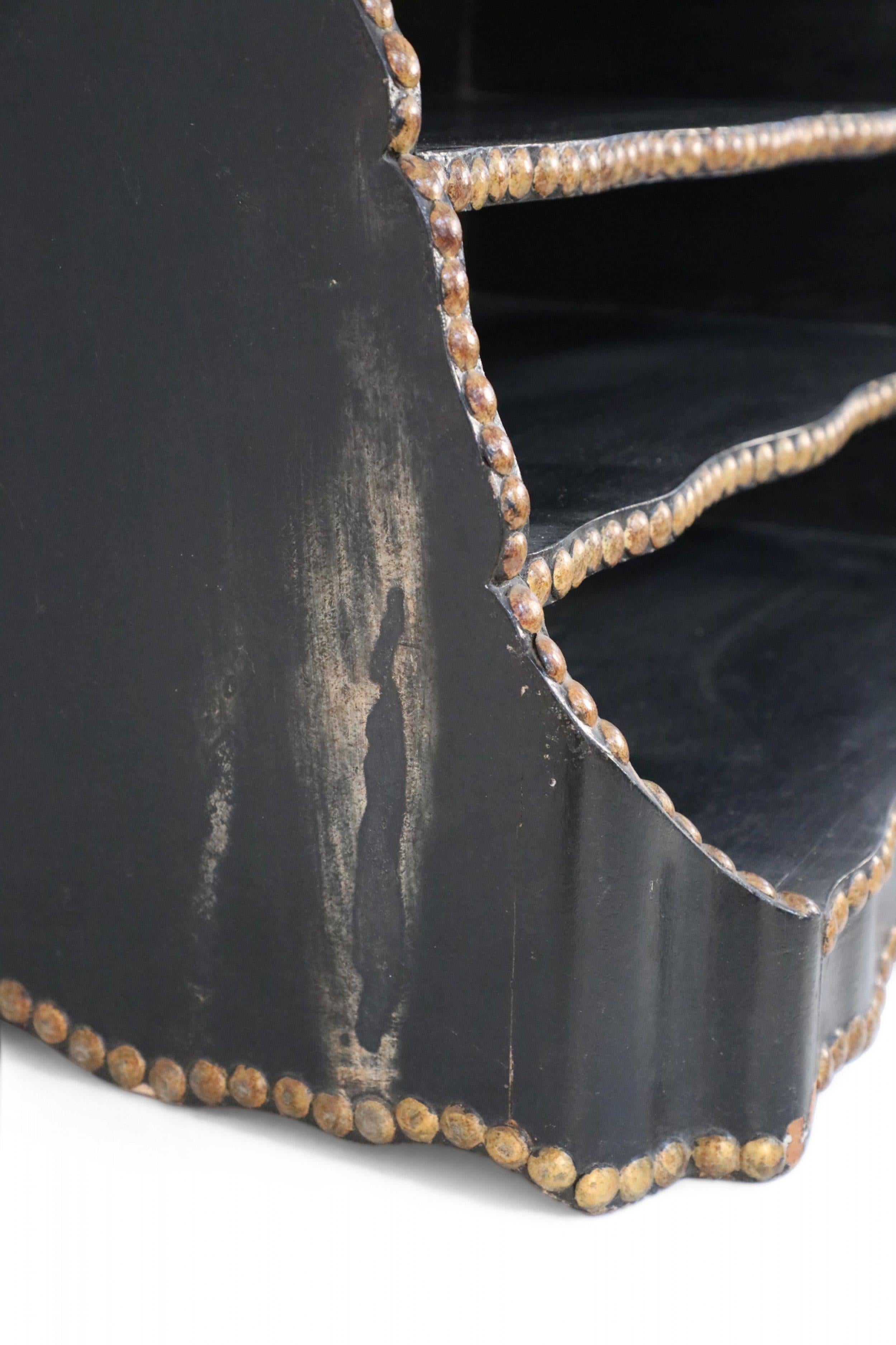 Scaffale da scrivania con bordo nero e oro in stile Windsor in vendita 4