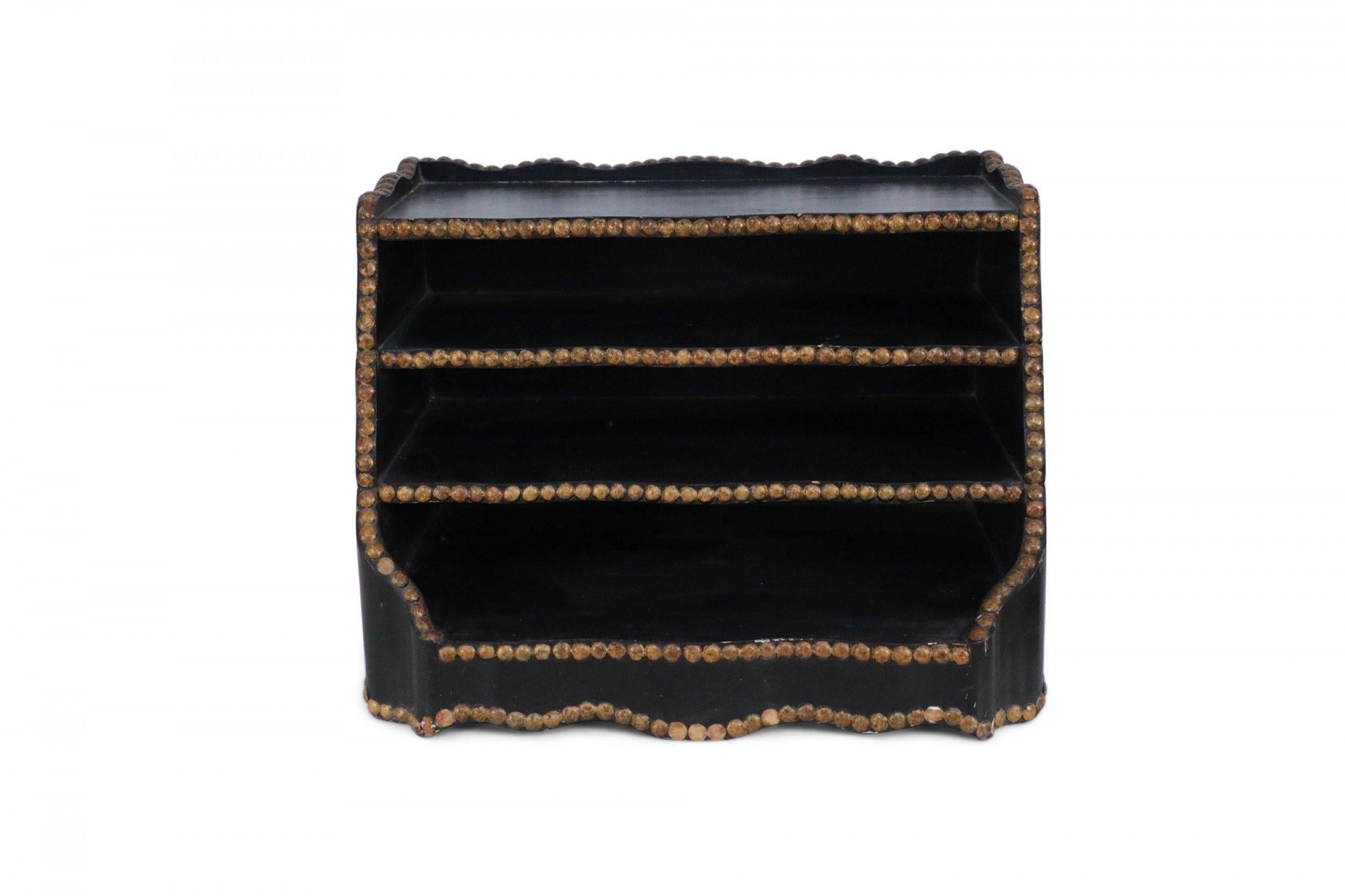 Scaffale da scrivania in stile Windsor (moderno) di colore nero con tre scomparti decorati in oro, con puntini tipo nailhead e bordi smerlati in alto e in basso.

Condit: Buono; Usura coerente con l'età e l'utilizzo