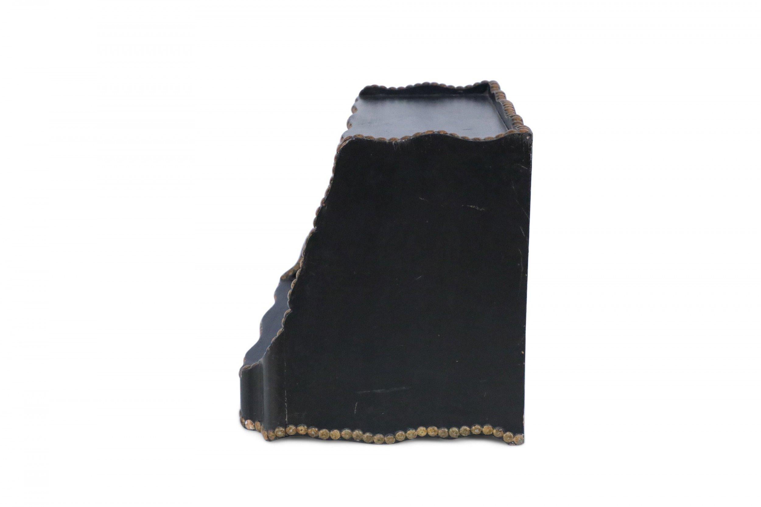 Moderno Scaffale da scrivania con bordo nero e oro in stile Windsor in vendita