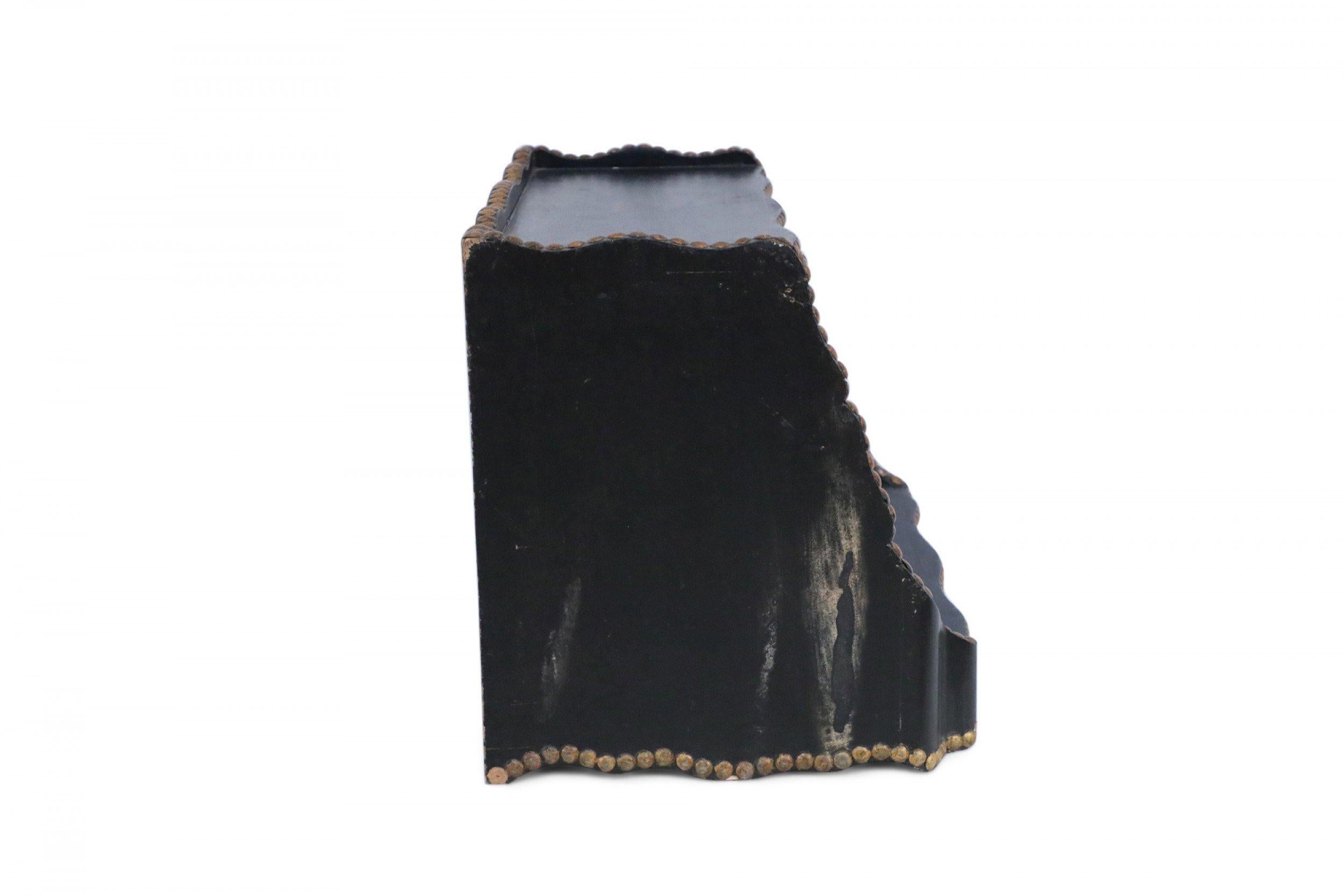 XX secolo Scaffale da scrivania con bordo nero e oro in stile Windsor in vendita