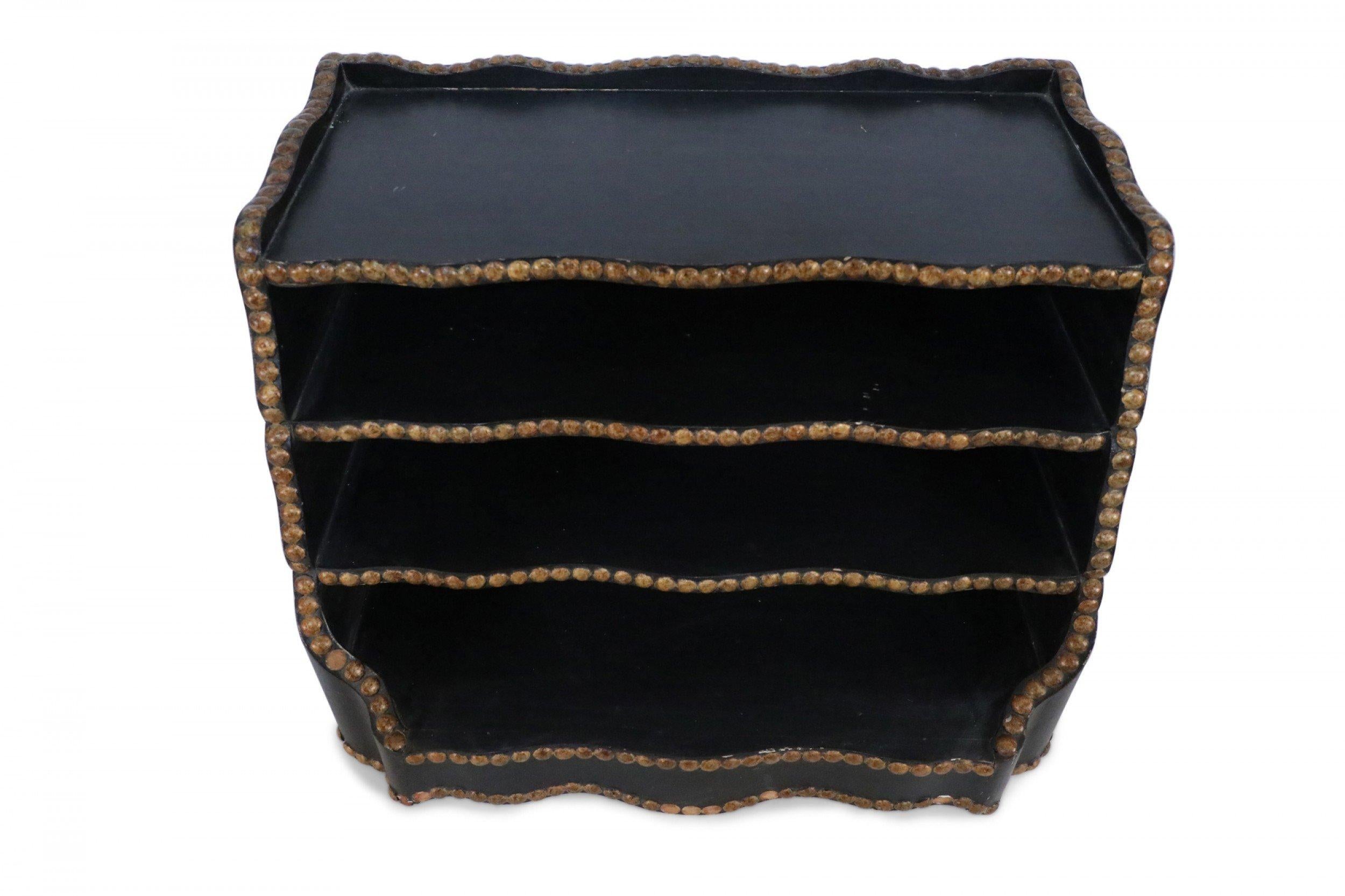 Scaffale da scrivania con bordo nero e oro in stile Windsor in vendita 1
