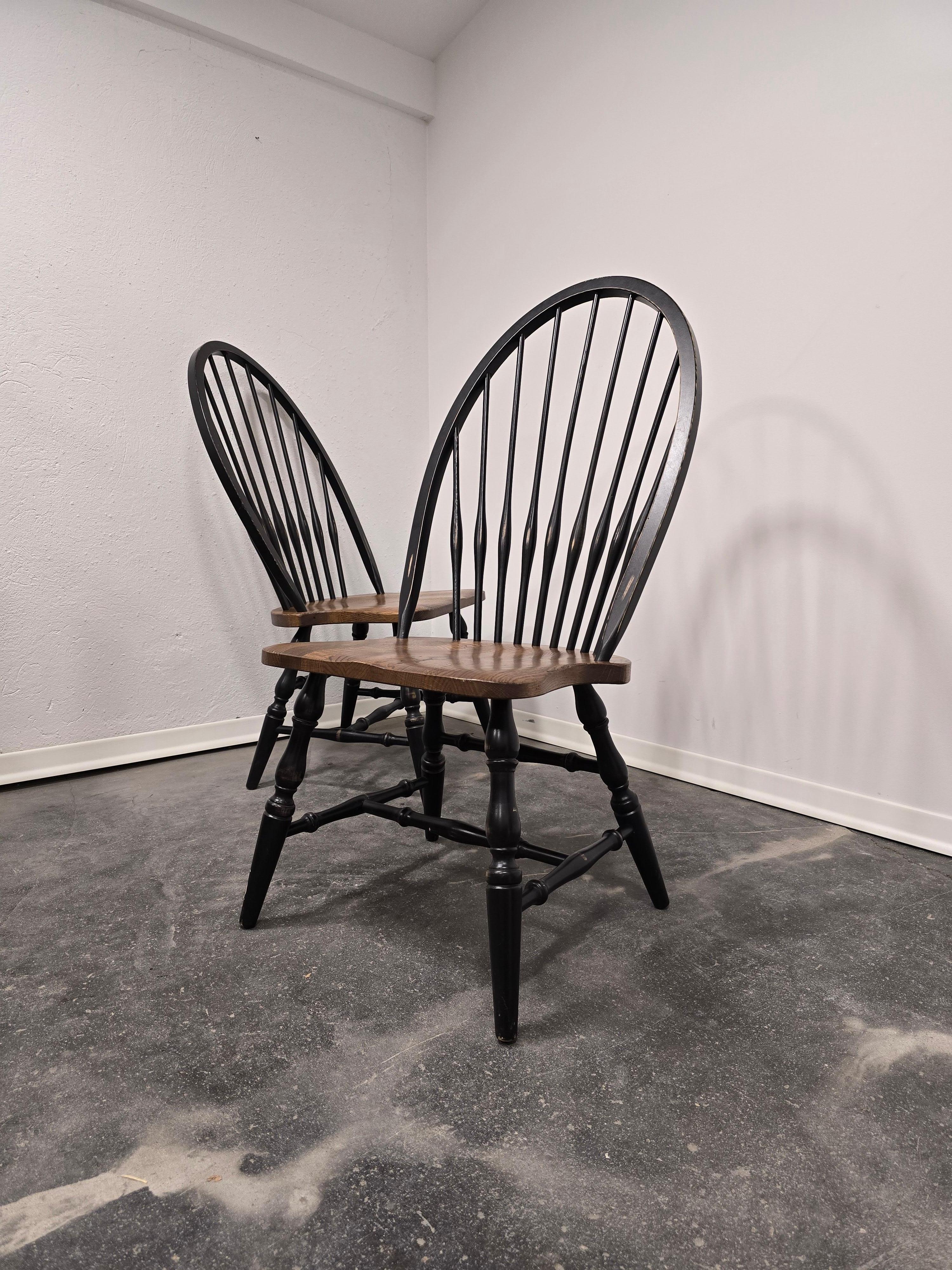 Chaise de style Windsor de 2004, fabriquée en Slovénie par Lip Radomlje (labellisée). 

Ces chaises sont vraiment belles et robustes, une pièce de haute qualité fabriquée en bois de chêne. Les chaises vieillissent magnifiquement, avec une belle