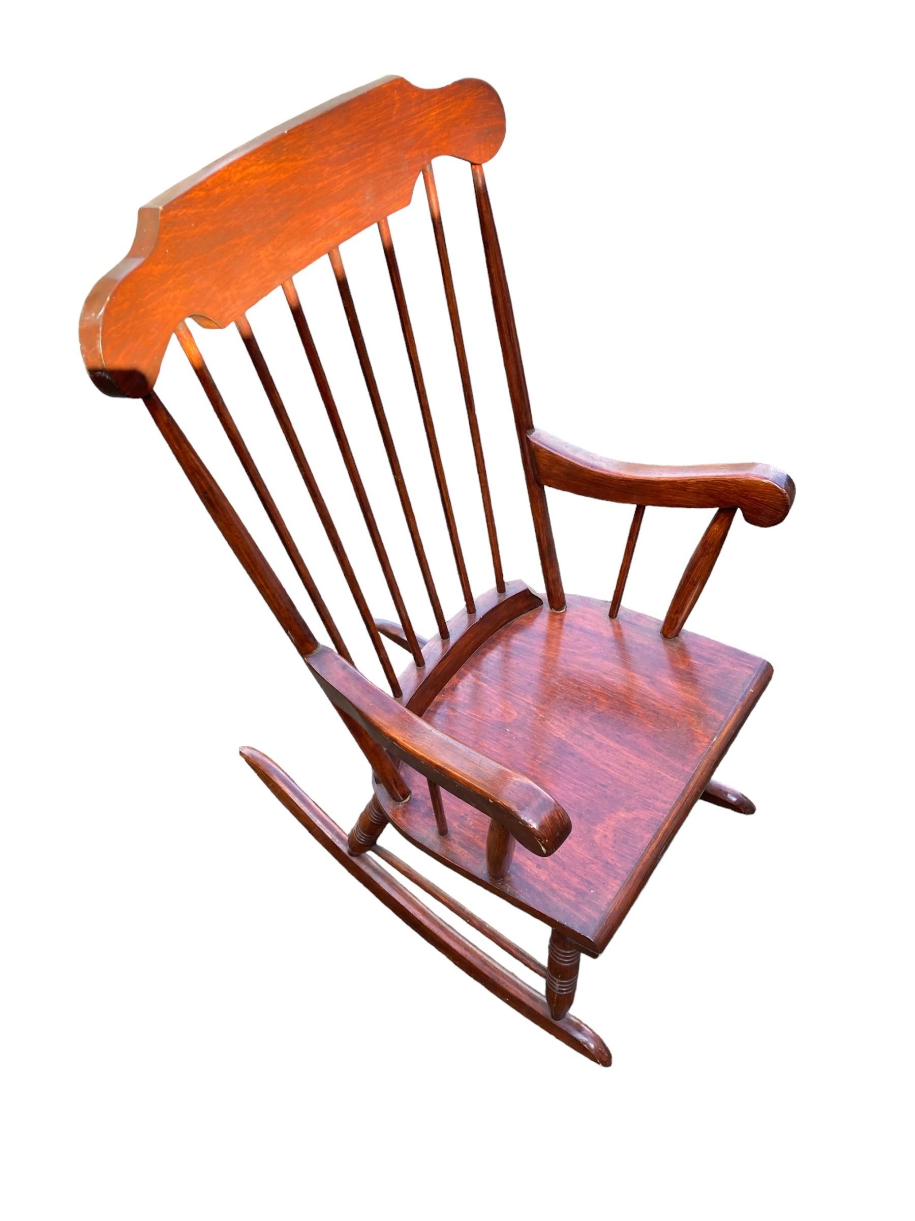Windsor style rocking chair, Mid 20th Century, Red Mahogany wood For Sale 1