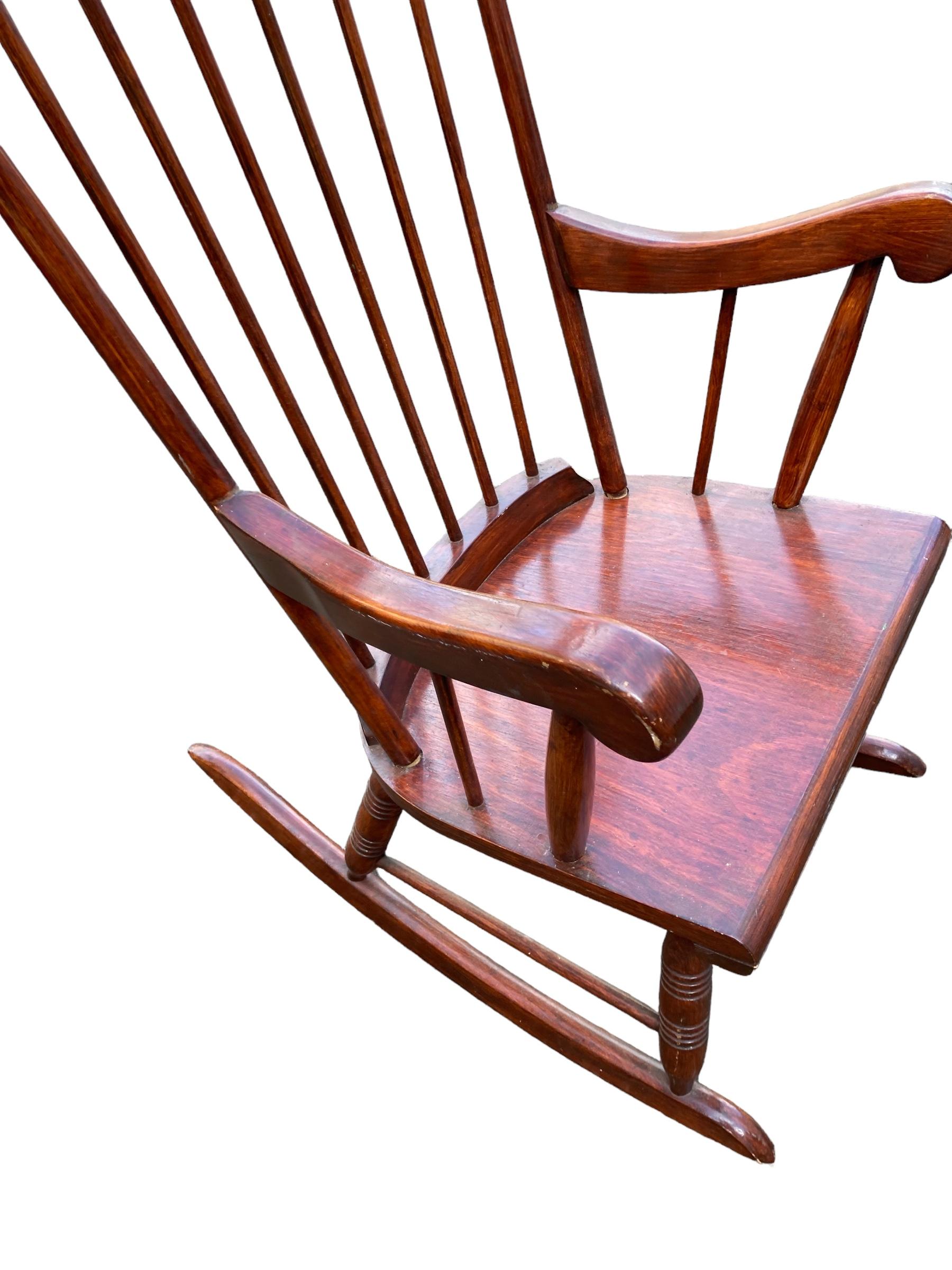 Windsor style rocking chair, Mid 20th Century, Red Mahogany wood For Sale 3