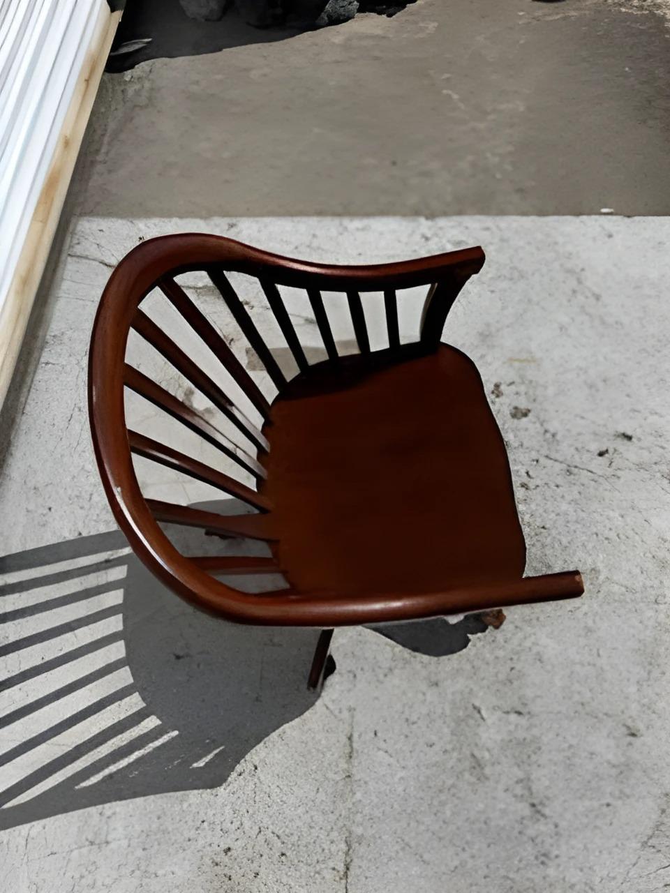Windsor style swivel adjustable height office chair In Excellent Condition For Sale In Pasadena, TX