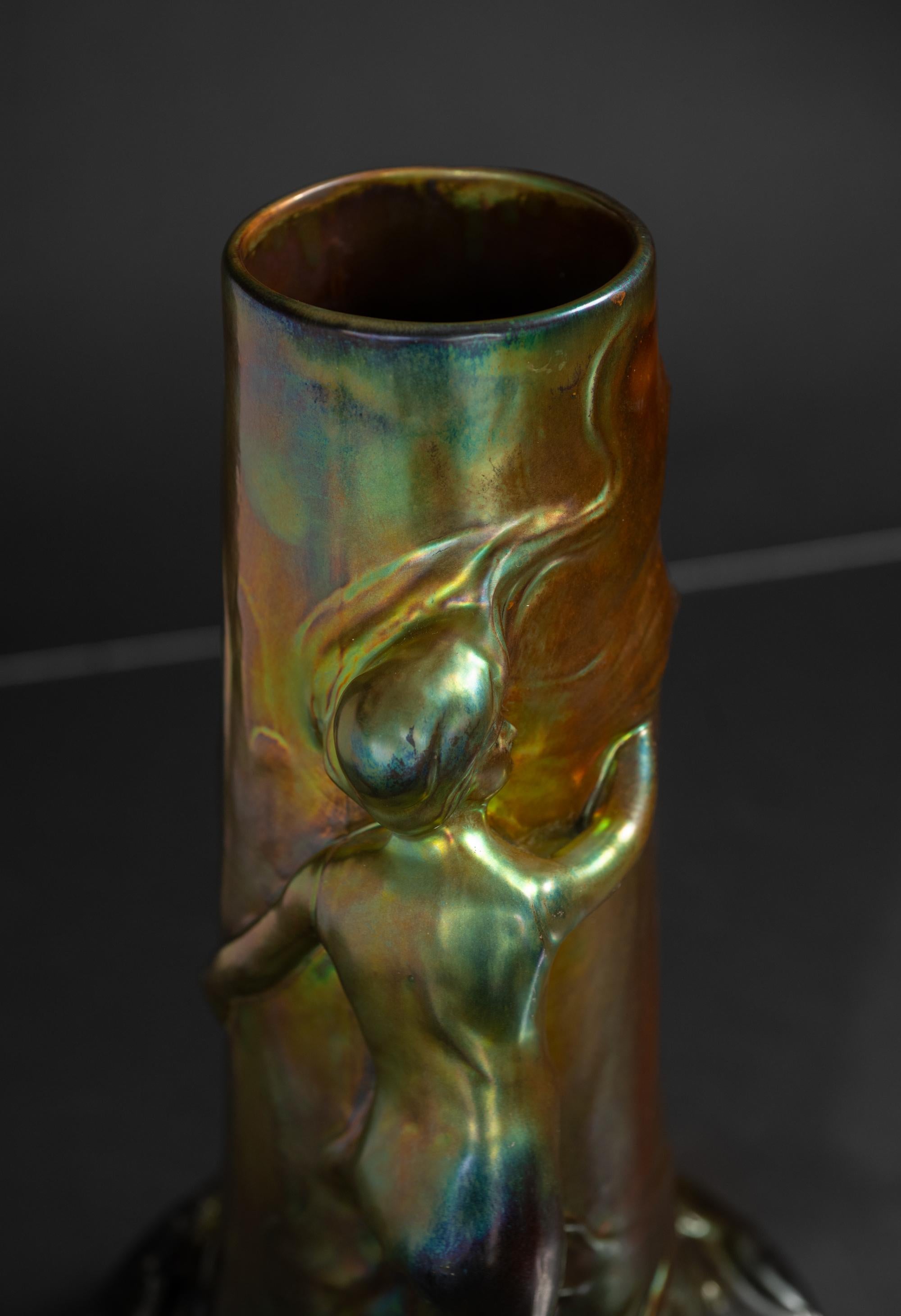 Vaso per fanciulla spazzata dal vento di Lajos Mack per Zsolnay in vendita 4