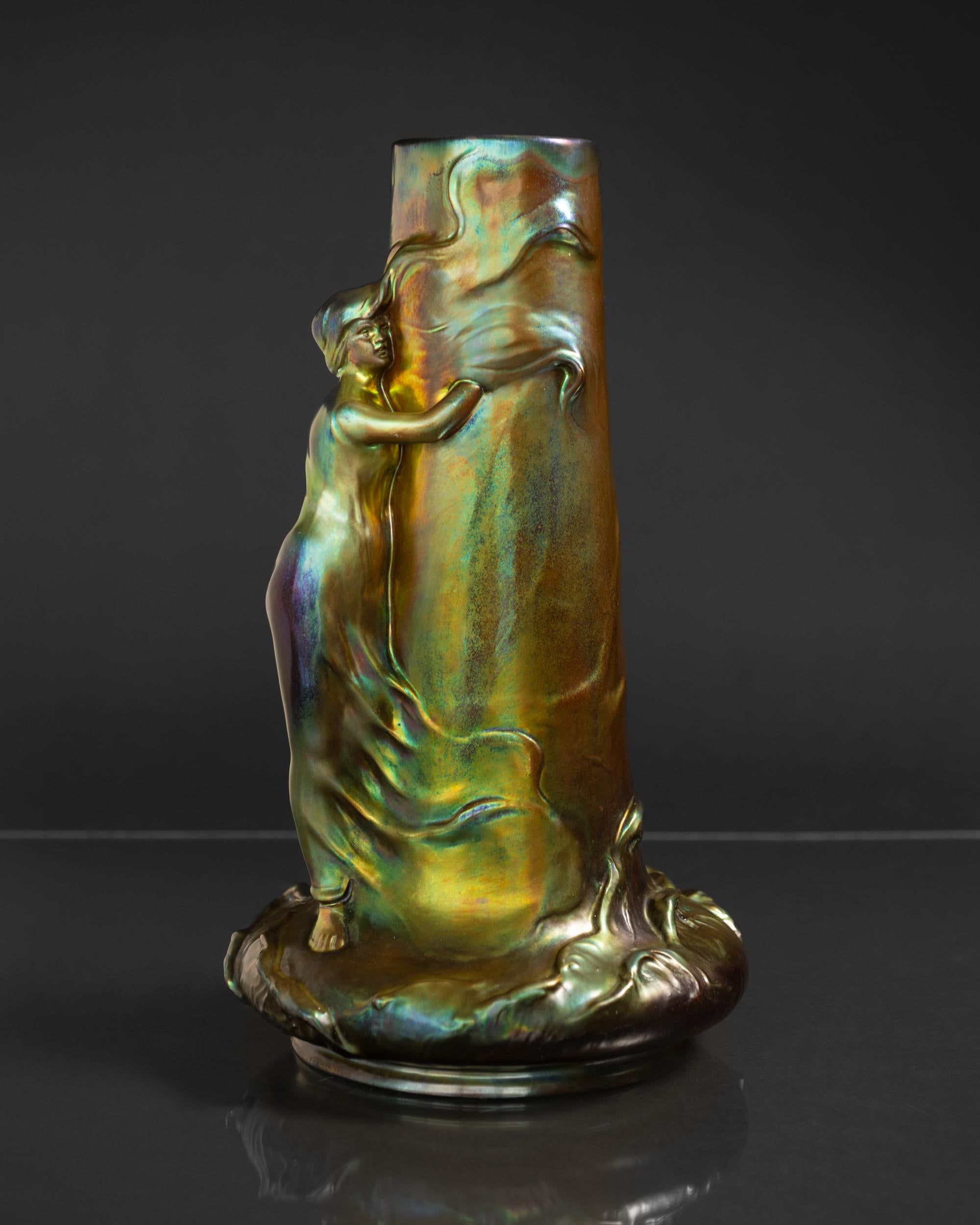 Art Nouveau Vaso per fanciulla spazzata dal vento di Lajos Mack per Zsolnay in vendita