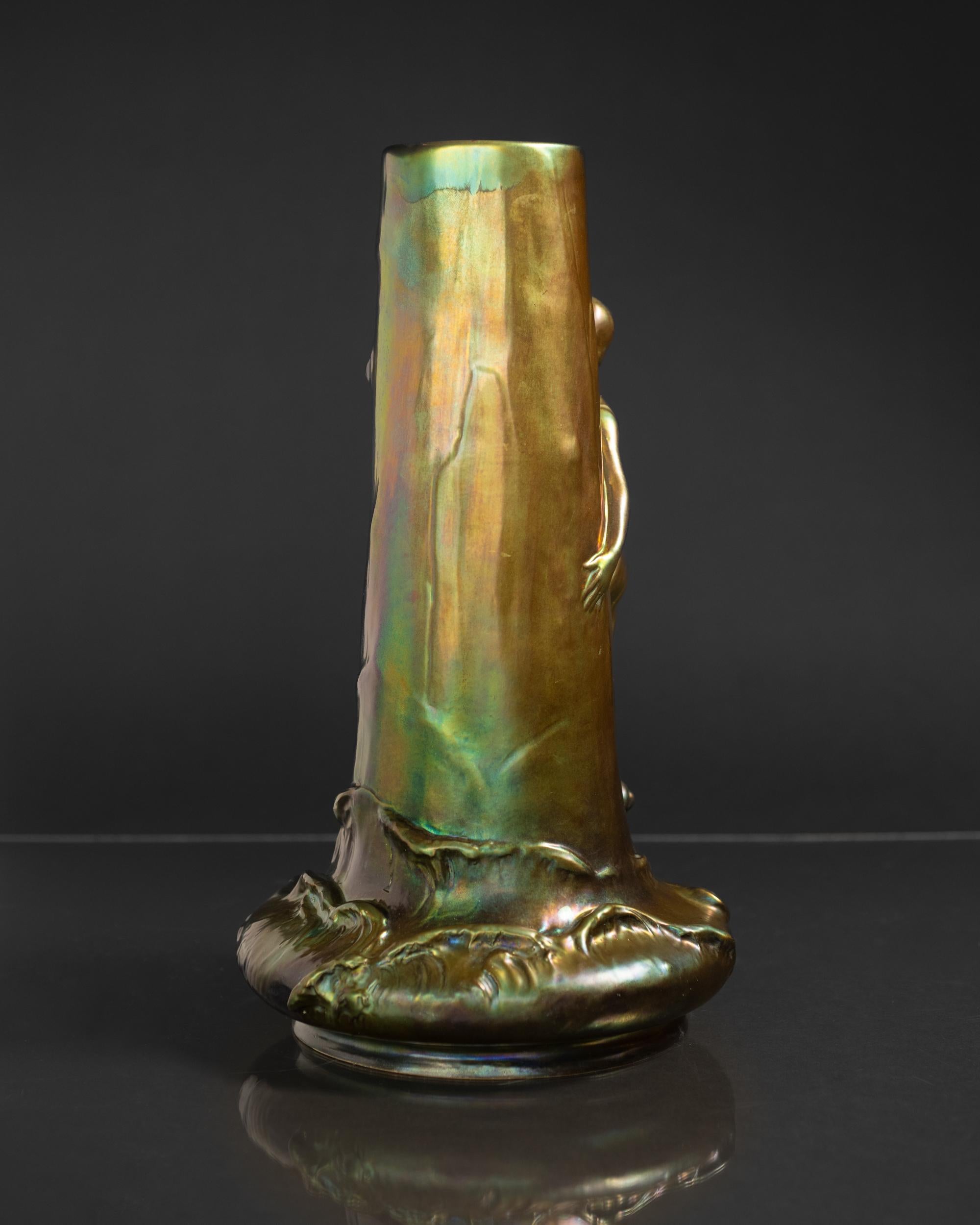 Vaso per fanciulla spazzata dal vento di Lajos Mack per Zsolnay In condizioni ottime in vendita a Chicago, US