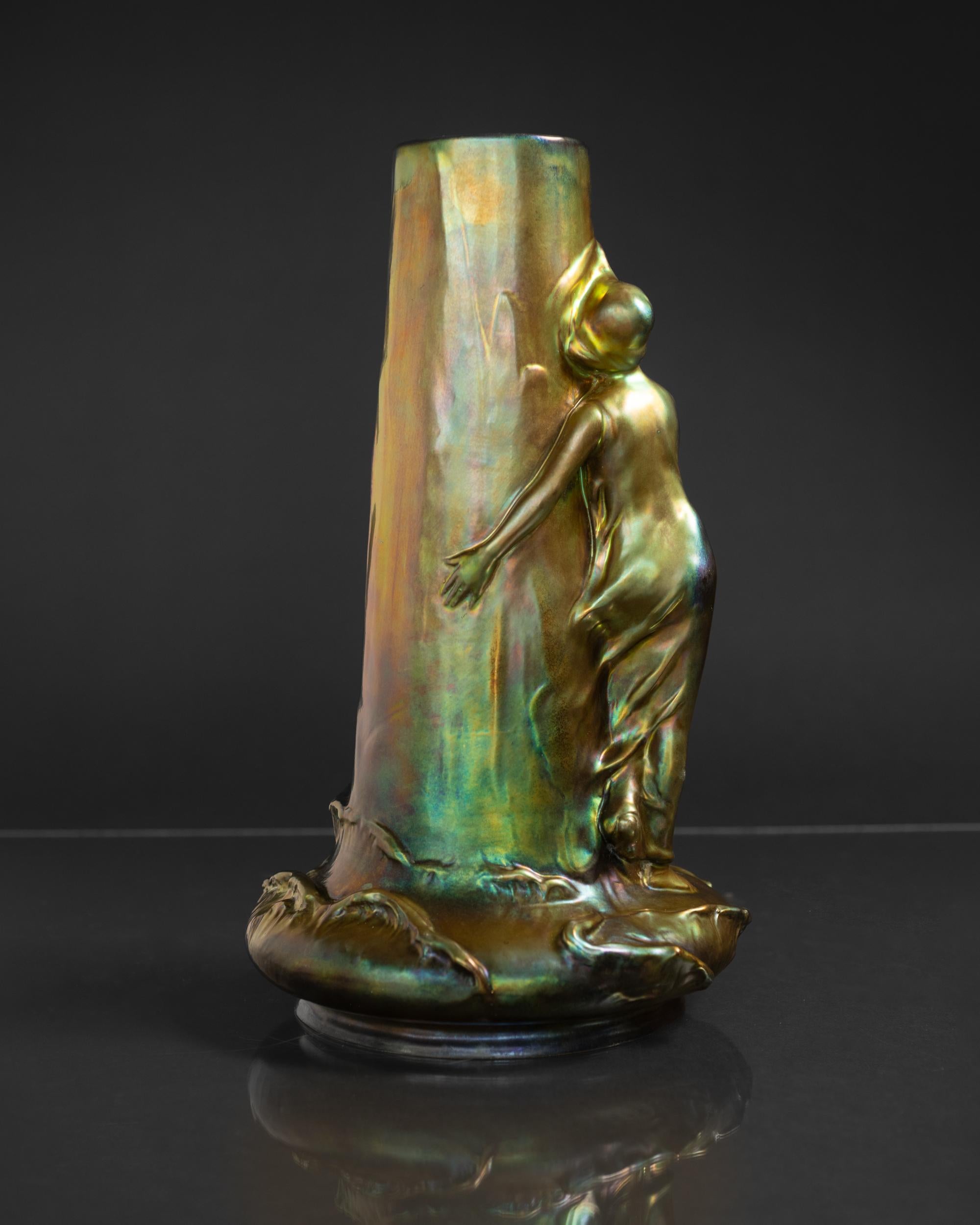 Fine XIX secolo Vaso per fanciulla spazzata dal vento di Lajos Mack per Zsolnay in vendita