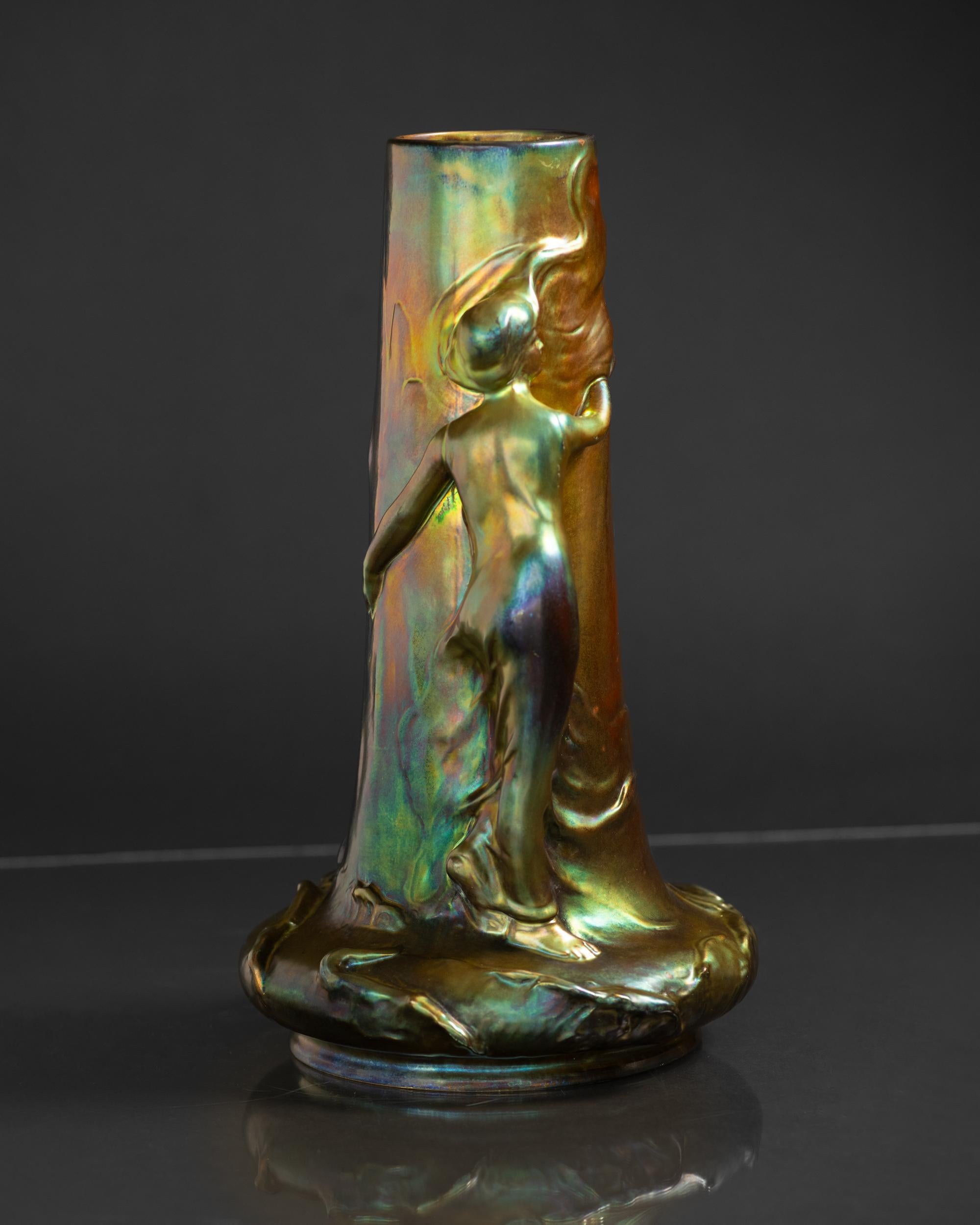 Cotto Vaso per fanciulla spazzata dal vento di Lajos Mack per Zsolnay in vendita