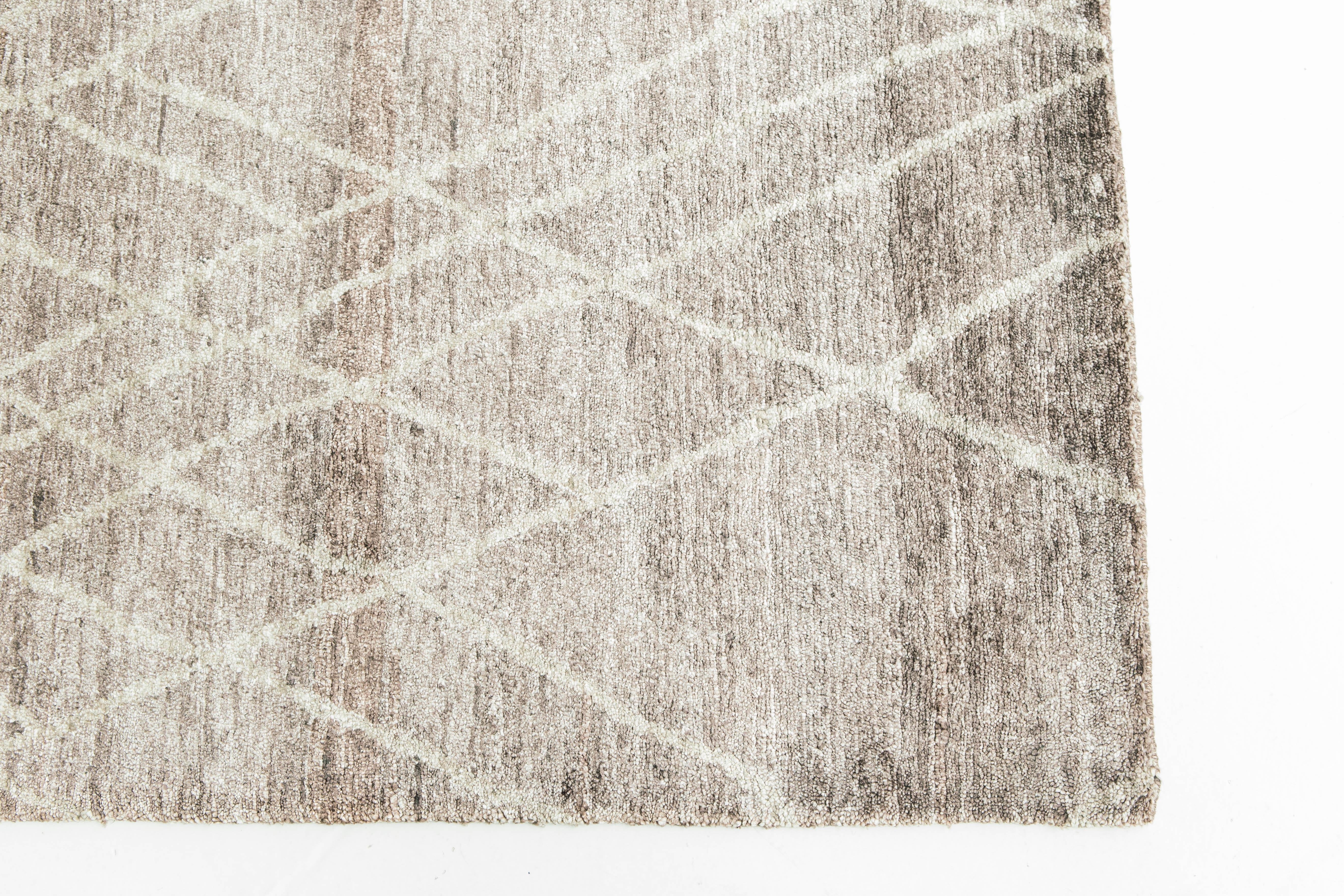 Die charakteristische Collection'S von California. Handgewebter, luxuriöser Bambus-Seidenteppich mit Motiven natürlicher Landschaftsgestaltung in Anthrazit und Silber. Haute Bohemian Collection: entworfen in Los Angeles, benannt nach den Winden, die