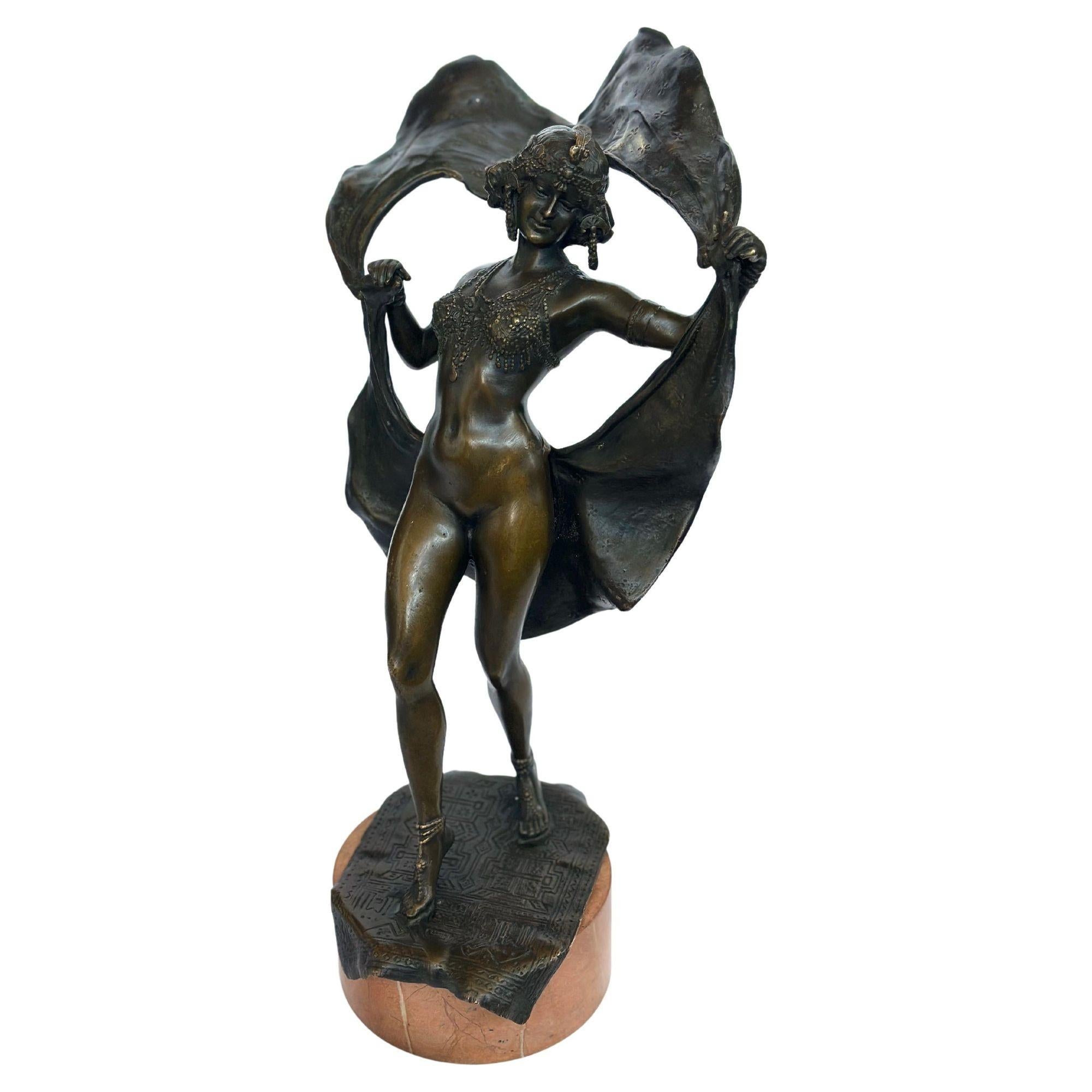 Rare sculpture viennoise en bronze de Franz Xaver Bergmann avec d'excellents détails représentant une jeune danseuse exotique faisant tournoyer sa jupe articulée pour se soulever et révéler son corps nu, debout sur une base en pierre. Faible