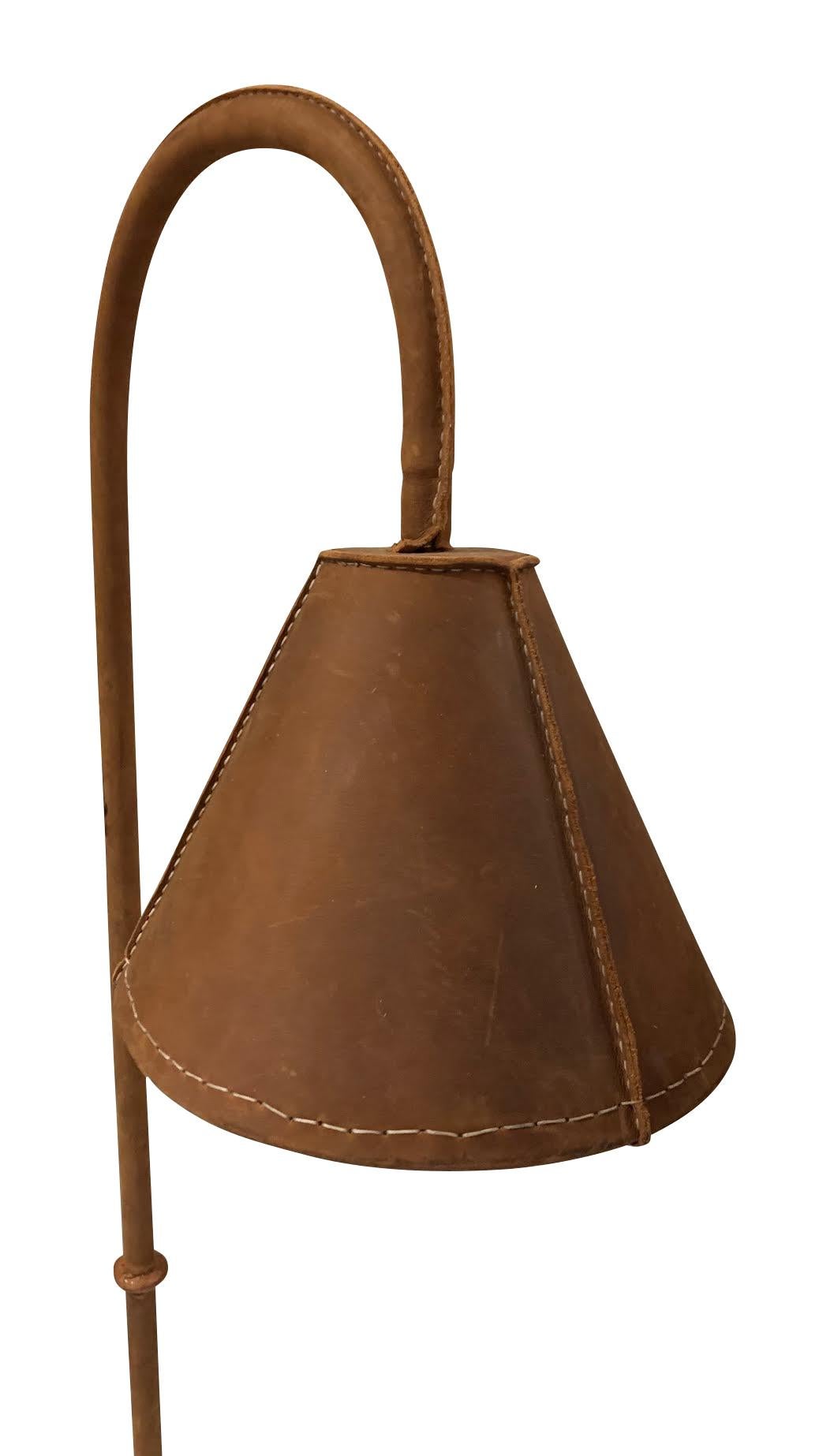 Lampadaire espagnol du milieu du siècle, tout en cuir, conçu par Valenti.
L'abat-jour, le poteau et la base du sol sont tous recouverts de cuir de couleur lie-de-vin.
L'abat-jour s'adapte à la lumière directe.
Également disponible en noir (L1119) et