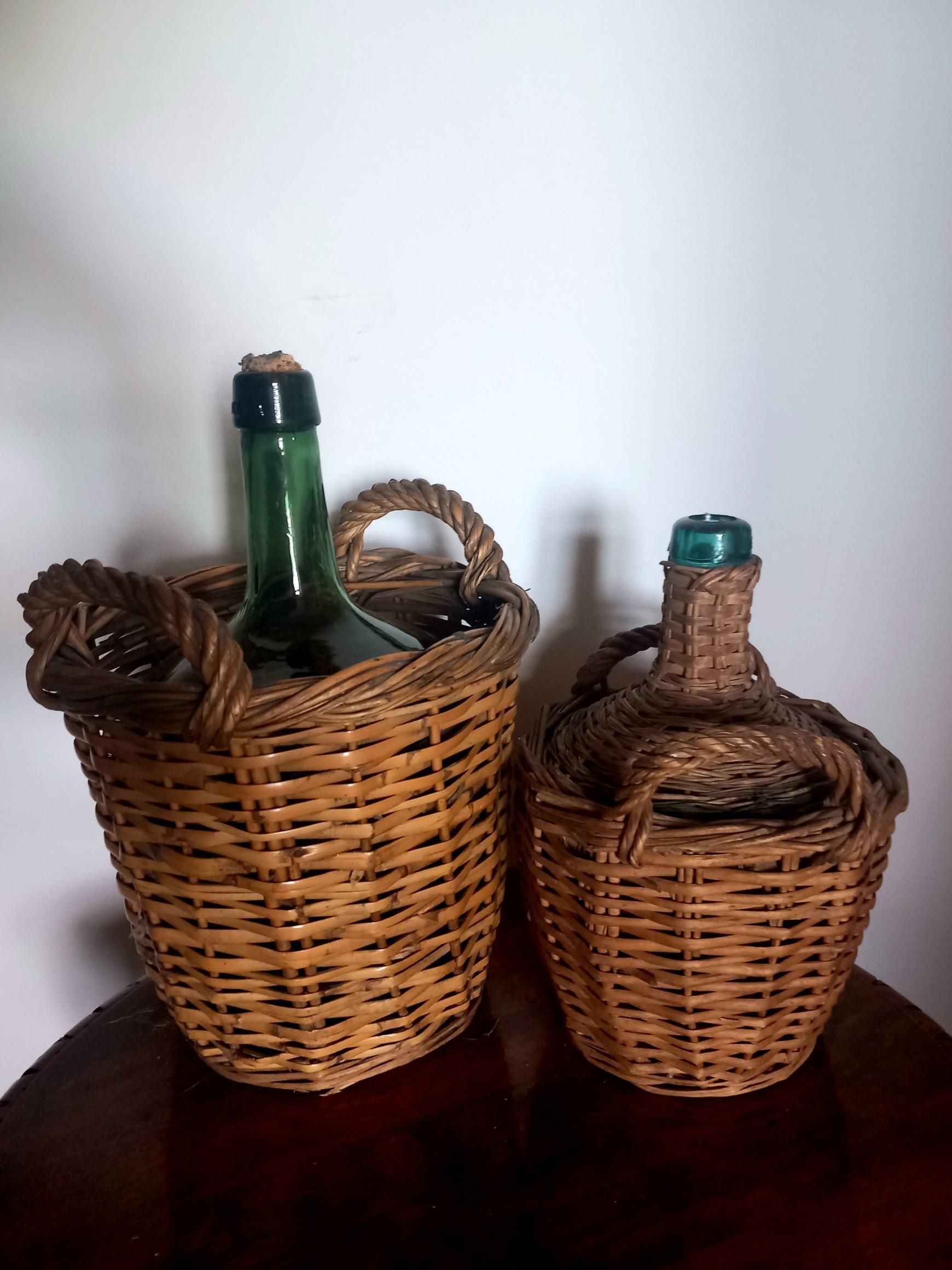 Weinflaschenkühler. Glas, Korbweide  Spanien Anfang des 20. Jahrhunderts, 1930 oder früher.

24X24X38 cm
18X18X27 cm

Schöne traditionelle Flaschen oder Karaffen zur Aufbewahrung und vor allem zum Transport des Weins vom Fass der Weinkellerei nach
