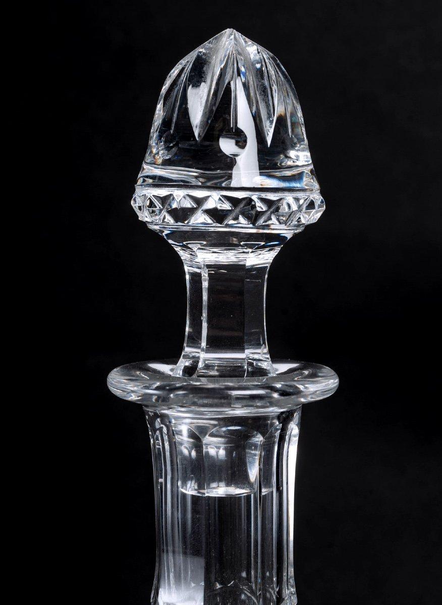 Elegant wine decanter in cut crystal from the house of Saint-Louis.
From its star-cut base to the dazzling reflections of diamond, bevel, flet and pearl cuts, the “Tommy” model has remained timeless since 1928.

Created in 1928, in honor of
