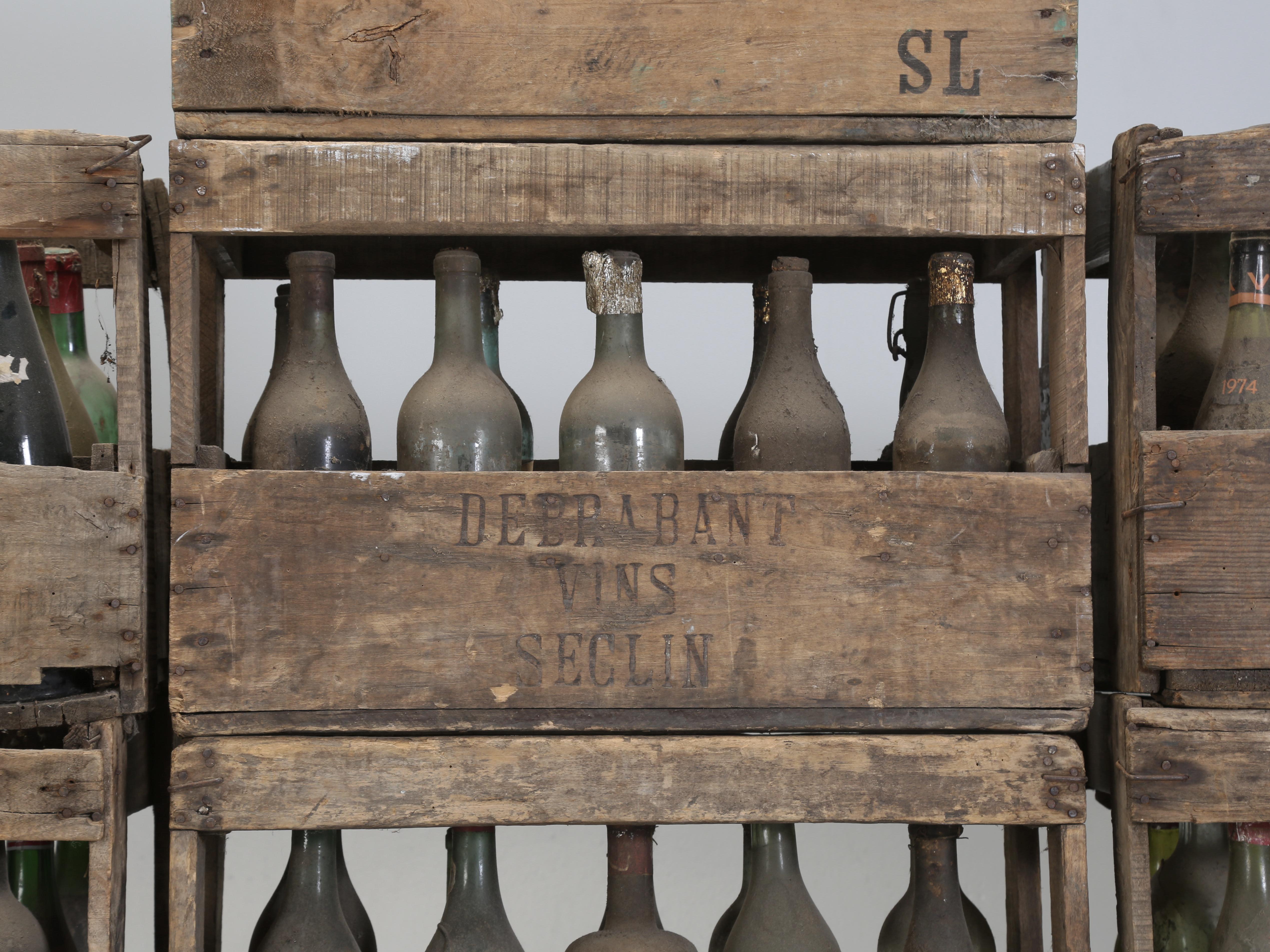 Weinkeller-Dekoration mit (19) alten französischen Weinkisten aus Holz, nicht verarbeitend  im Angebot 1