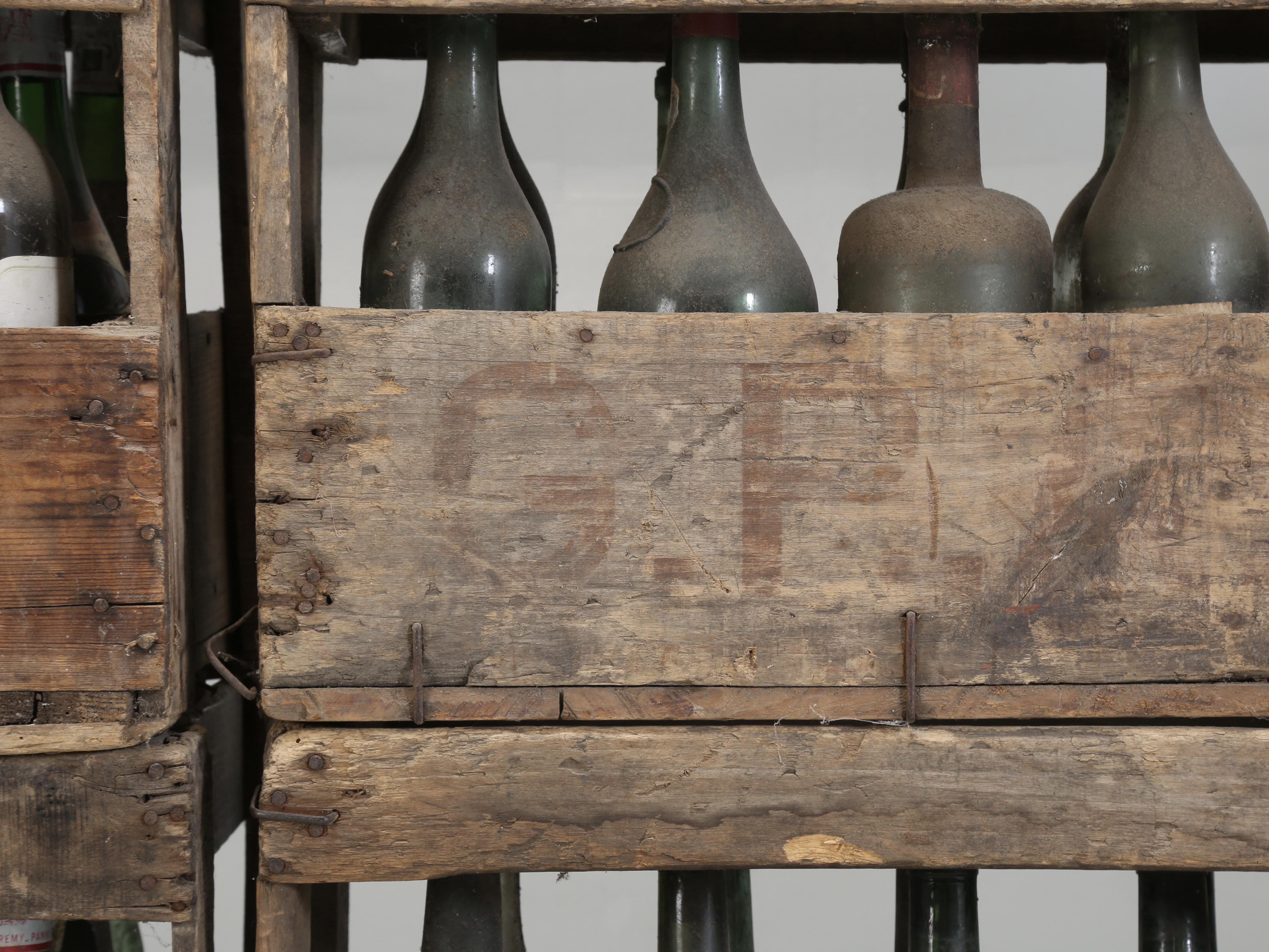 Weinkeller-Dekoration mit (19) alten französischen Weinkisten aus Holz, nicht verarbeitend  im Angebot 2