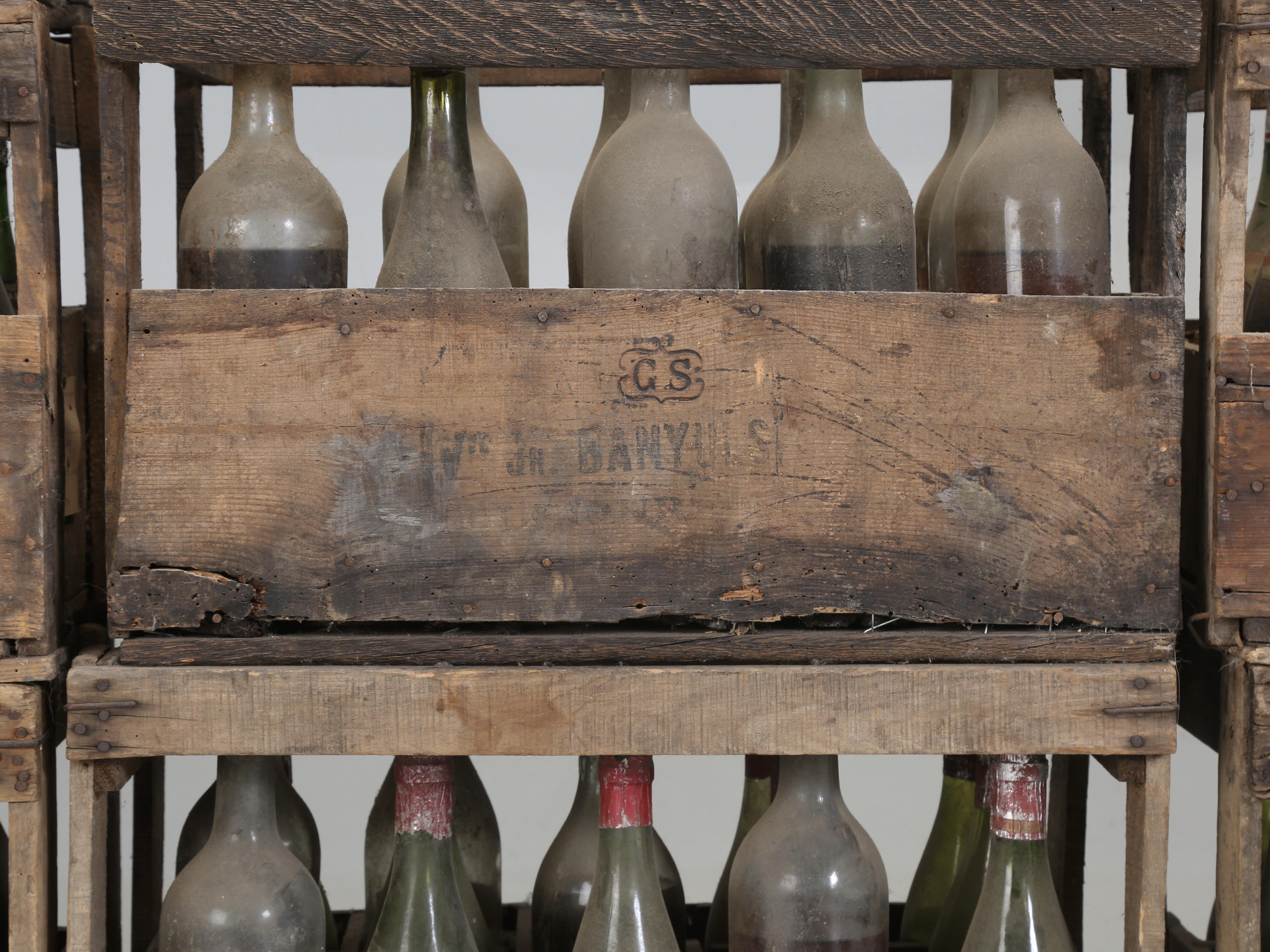 Weinkeller-Dekoration mit (19) alten französischen Weinkisten aus Holz, nicht verarbeitend  (Handgefertigt) im Angebot