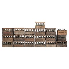 Decoración de Bodegas con (19) Viejas Cajas de Madera Francesas para Vino No Consumibles