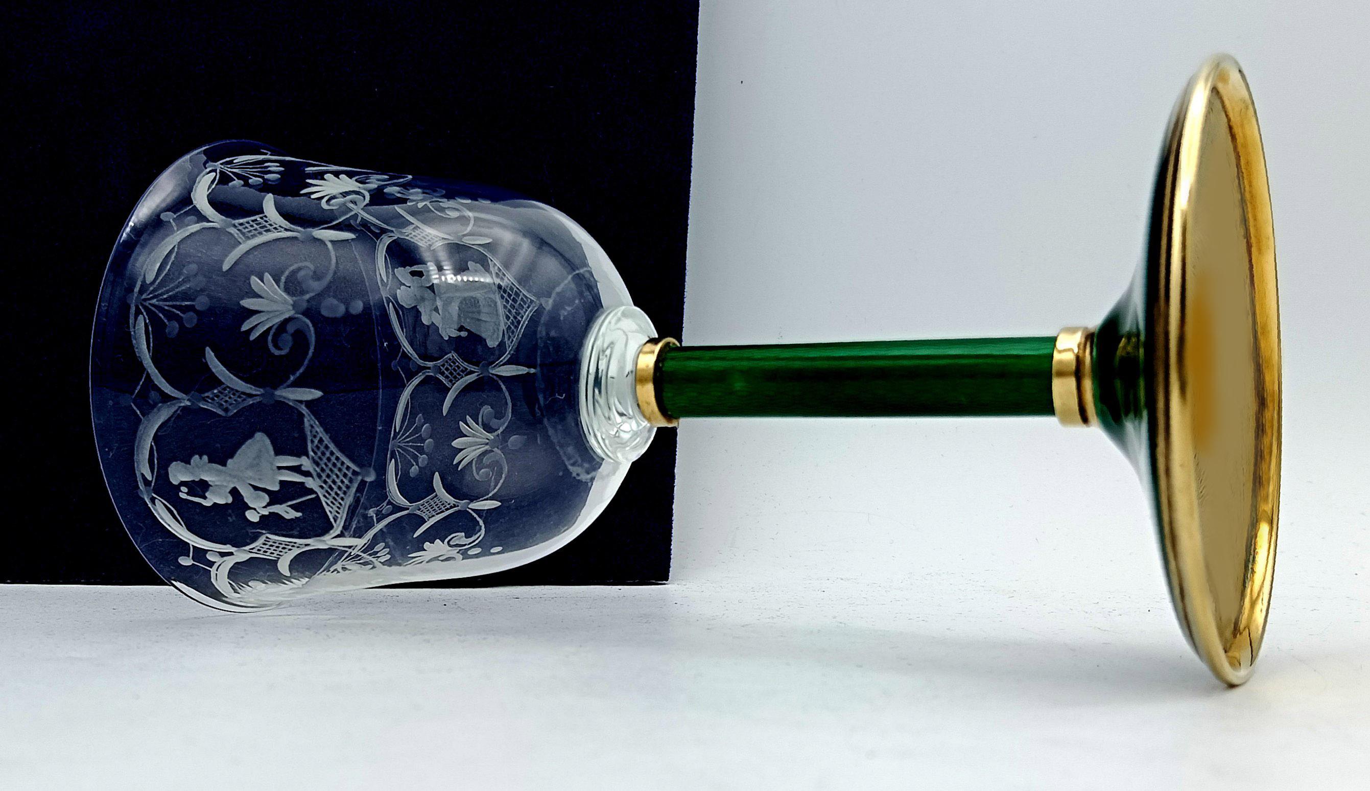 Calice à vin avec pied rond et tige en argent 925/1000 plaqué or avec émail cuit translucide sur guilloche. Verre à boire en verre soufflé de Murano et gravé à la main d'une décoration de style vénitien du XVIIIe siècle par la société Salir.