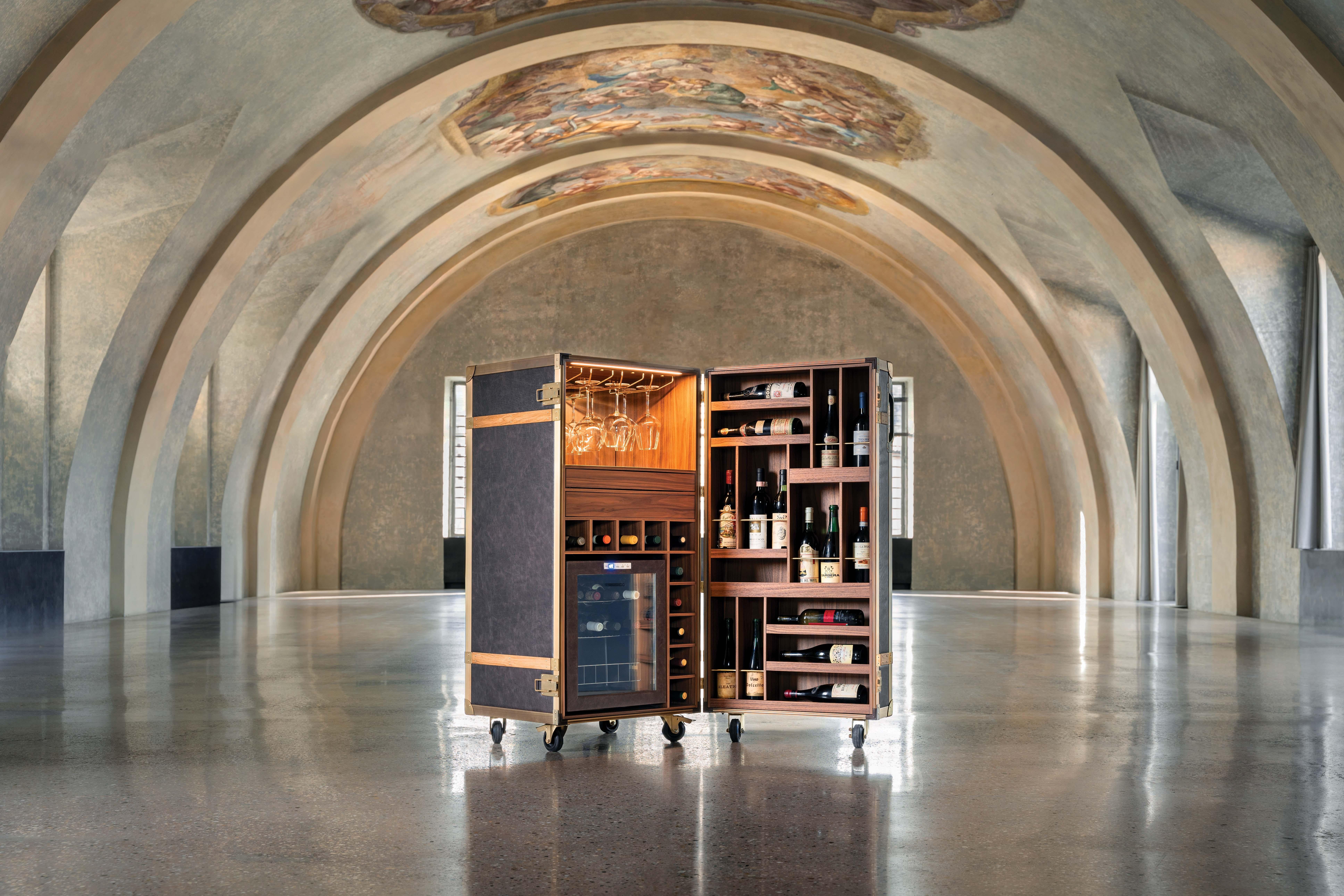 Wine is said to be the poetry of the earth. Wine Trunk holds its rarest scents and most exotic aromas: a wine cabinet with romantic style and timeless elegance, designed to store the finest wines and spirits, carefully preserving their aroma. A