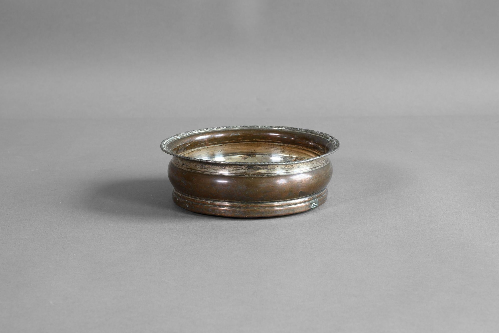 Sottobicchiere per vino Sheffield.
Circa 1800.
H. H. 5cm x L. 15cm x P. 15cm