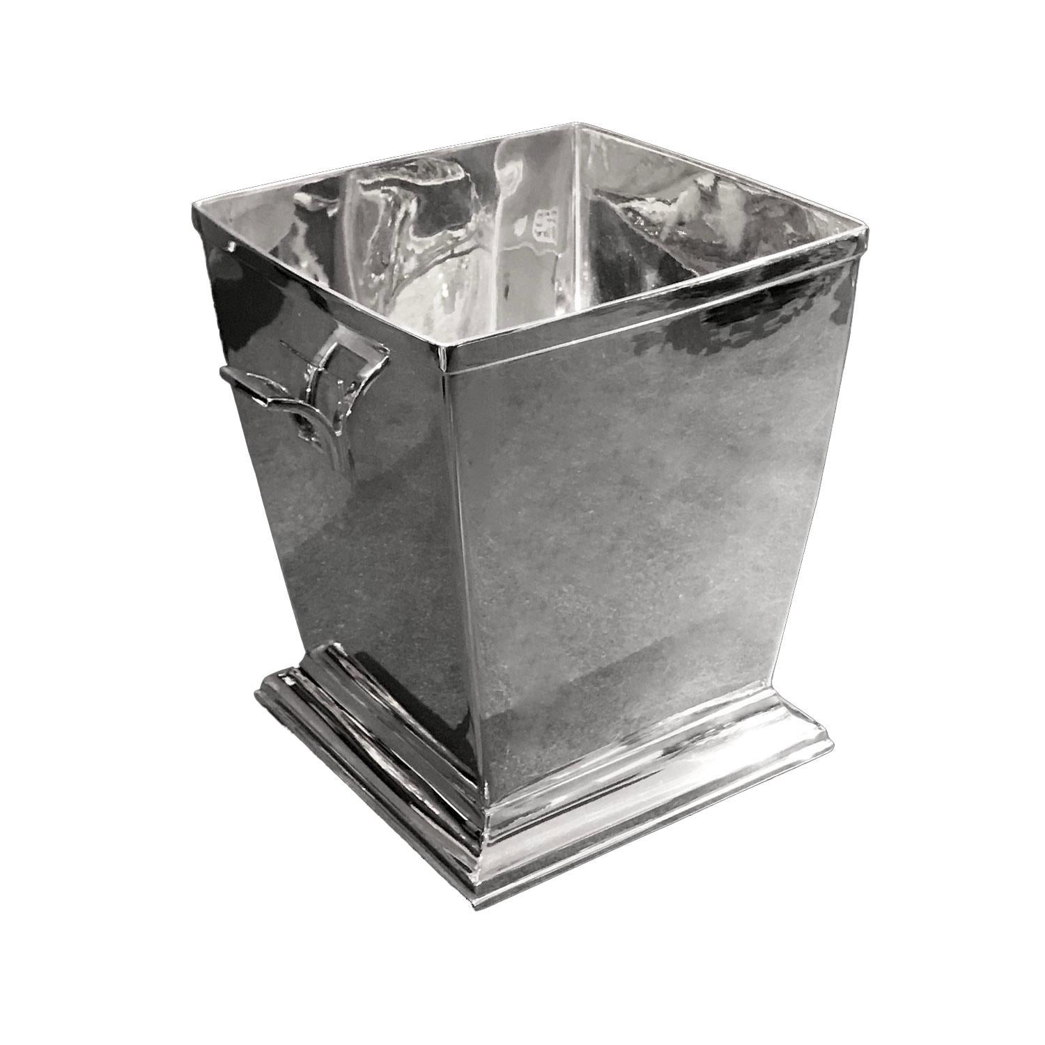 Esta champanera sigue el espíritu típico del movimiento Art Déco, con forma cuadrada y dos asas geométricas. Cada cubo está hecho de plata maciza y durará para siempre.
Con un tamaño generoso, puede contener todo tipo de botellas, incluidas grandes