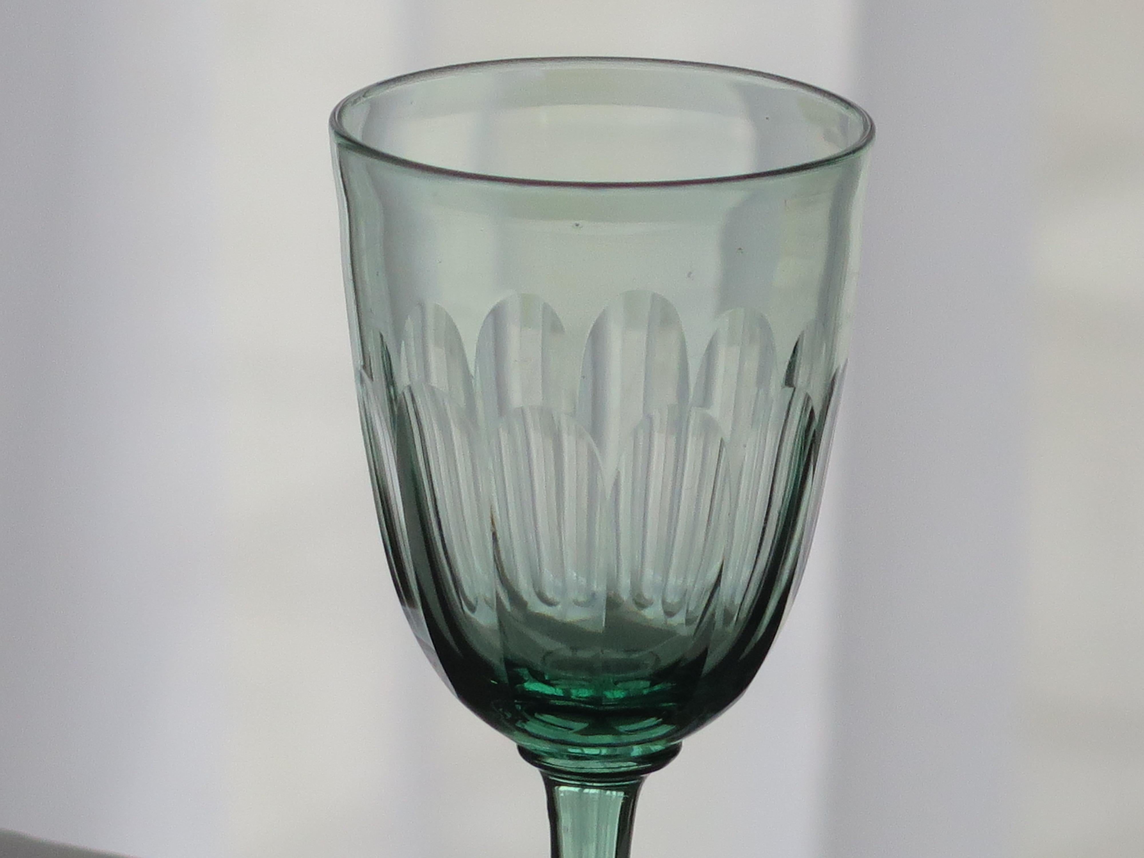 Wein-Getränkeschale aus hellgrünem Glas mit Paneelschliff, englisch, um 1840 (Frühviktorianisch) im Angebot