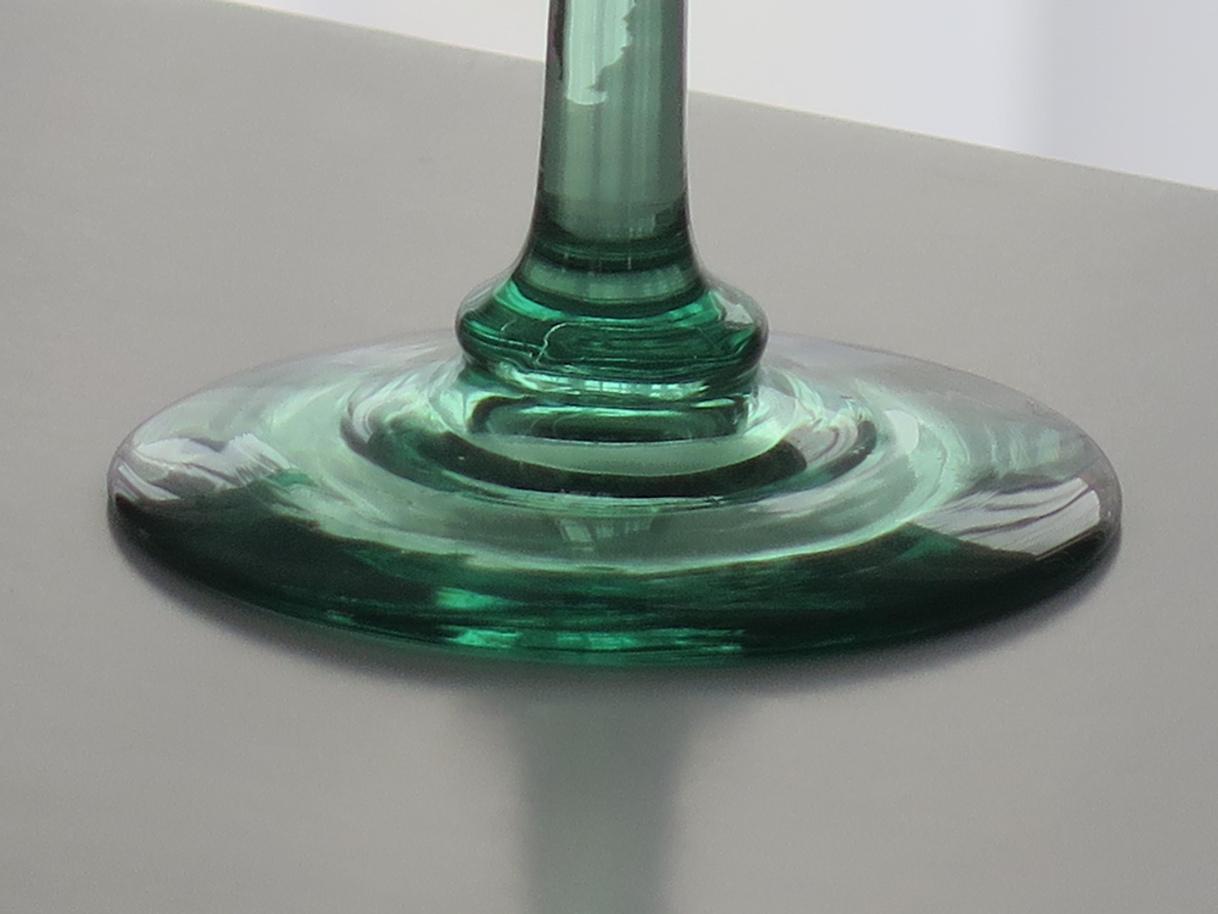 Wein-Getränkeschale aus hellgrünem Glas mit Paneelschliff, englisch, um 1840 (Handgefertigt) im Angebot