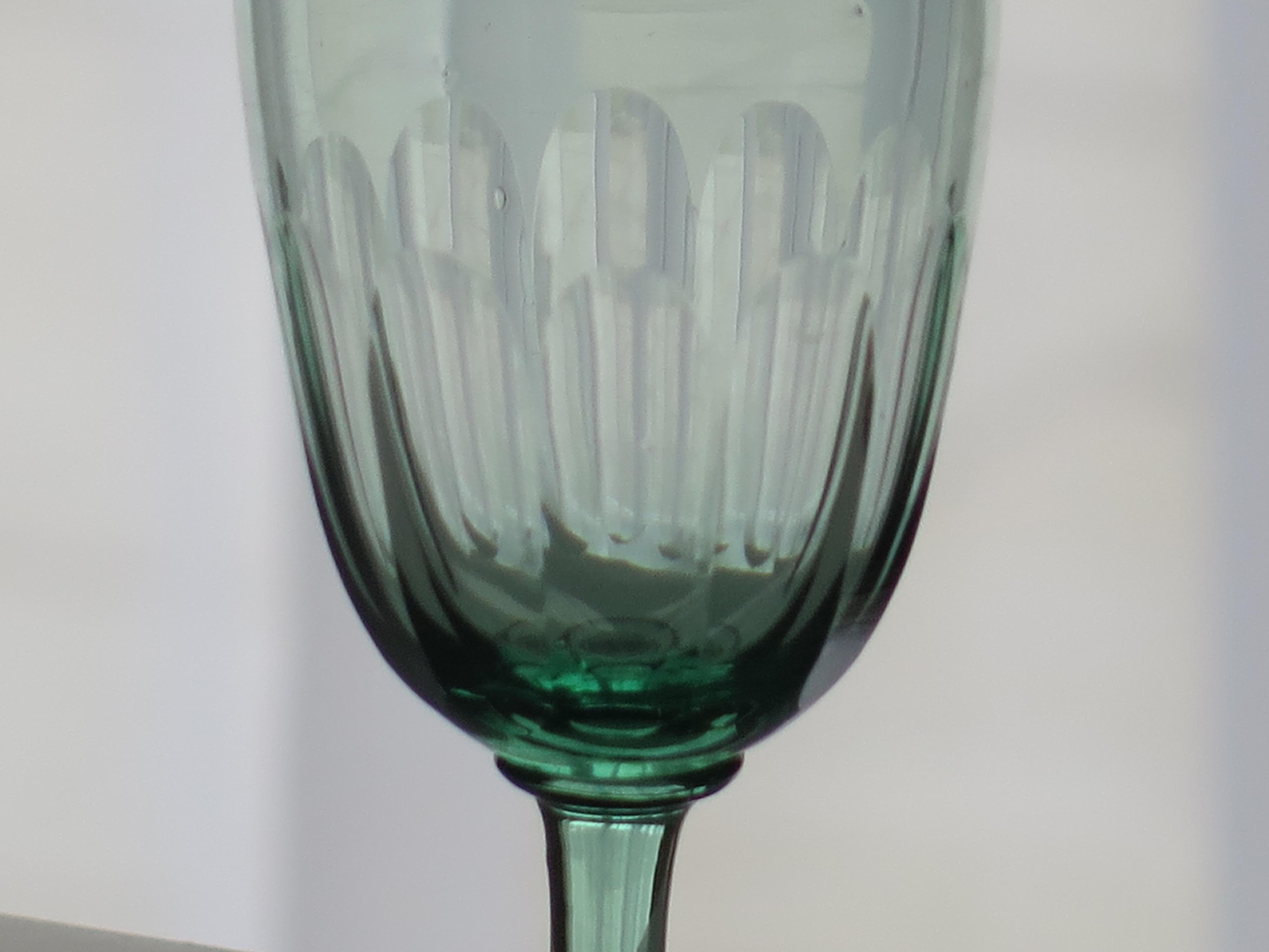 Wein-Getränkeschale aus hellgrünem Glas mit Paneelschliff, englisch, um 1840 im Zustand „Gut“ im Angebot in Lincoln, Lincolnshire
