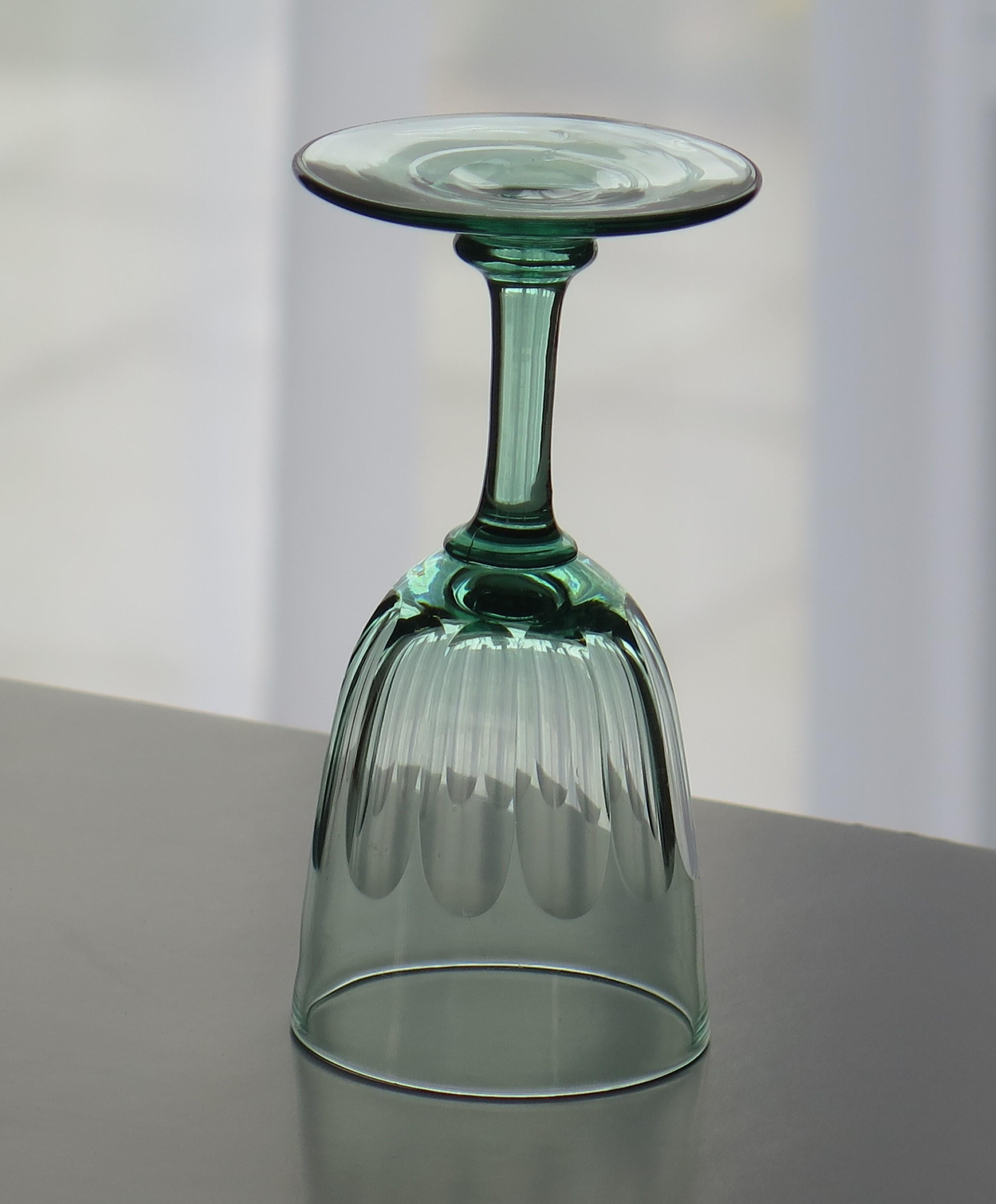 Wein-Getränkeschale aus hellgrünem Glas mit Paneelschliff, englisch, um 1840 (19. Jahrhundert) im Angebot