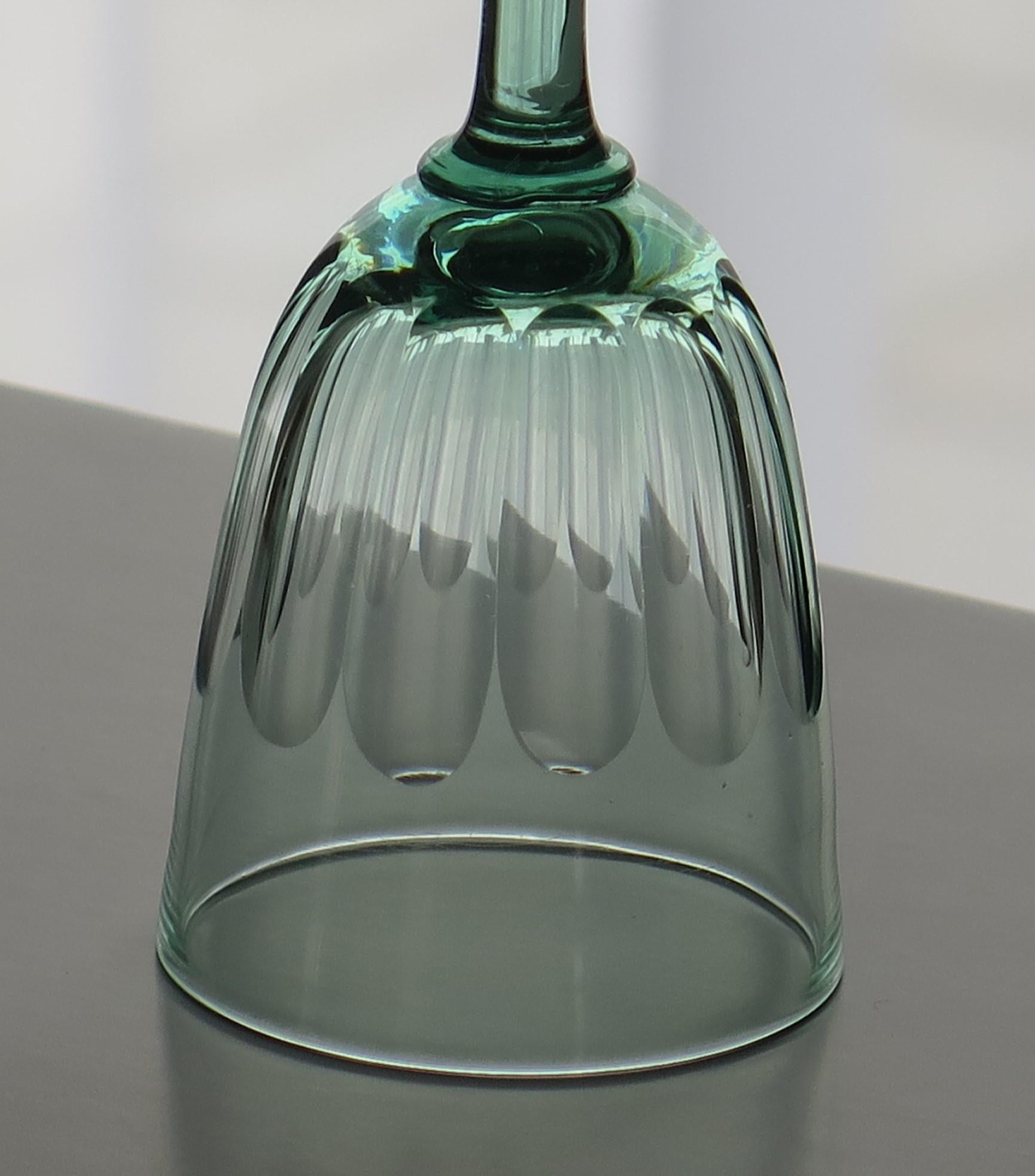 Wein-Getränkeschale aus hellgrünem Glas mit Paneelschliff, englisch, um 1840 im Angebot 1