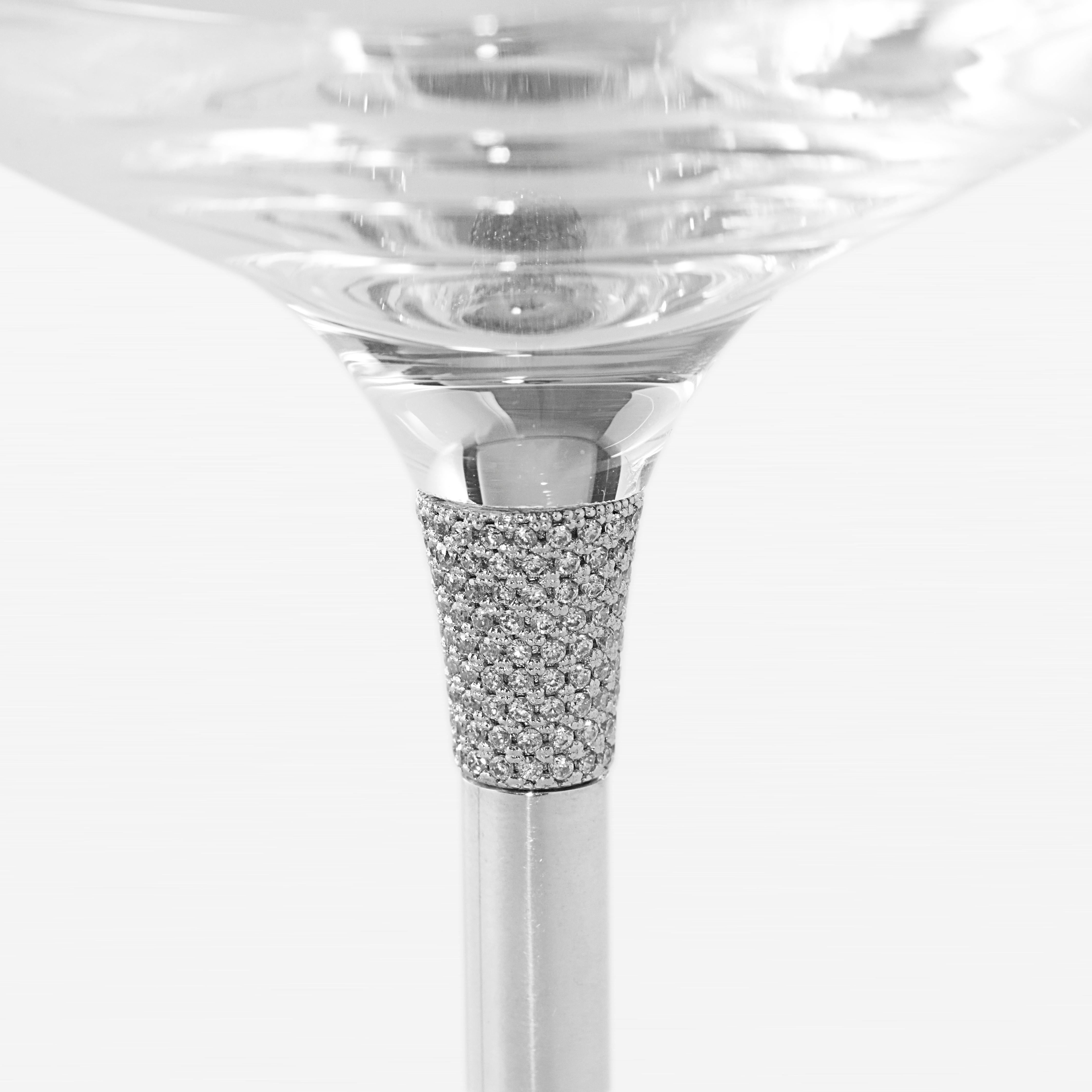 Nos verres à vin à pied en argent taillé au diamant sont la dernière nouveauté de K-OVER, alliant parfaitement l'élégance et la praticité. Ce set de deux offre la possibilité de personnaliser vos lunettes avec différentes finitions et pierres comme