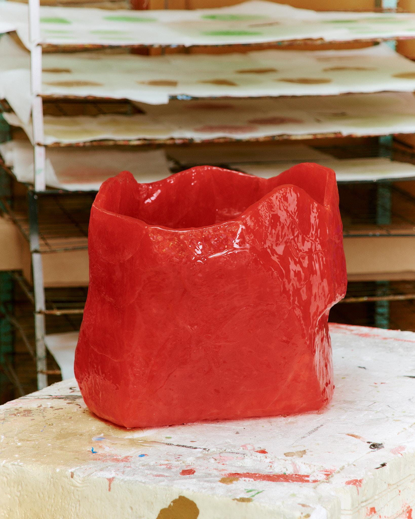 Wine Gum 2 Vessel di Casper Johs
Dimensioni: Ø 50 x H. 39 cm.
Materiali: Gomma da vino e resina.

L'universo vivido e colorato è stato l'inizio di un'indagine approfondita sulle possibilità offerte dalle caramelle. Qui tutto è possibile. Un'auto può