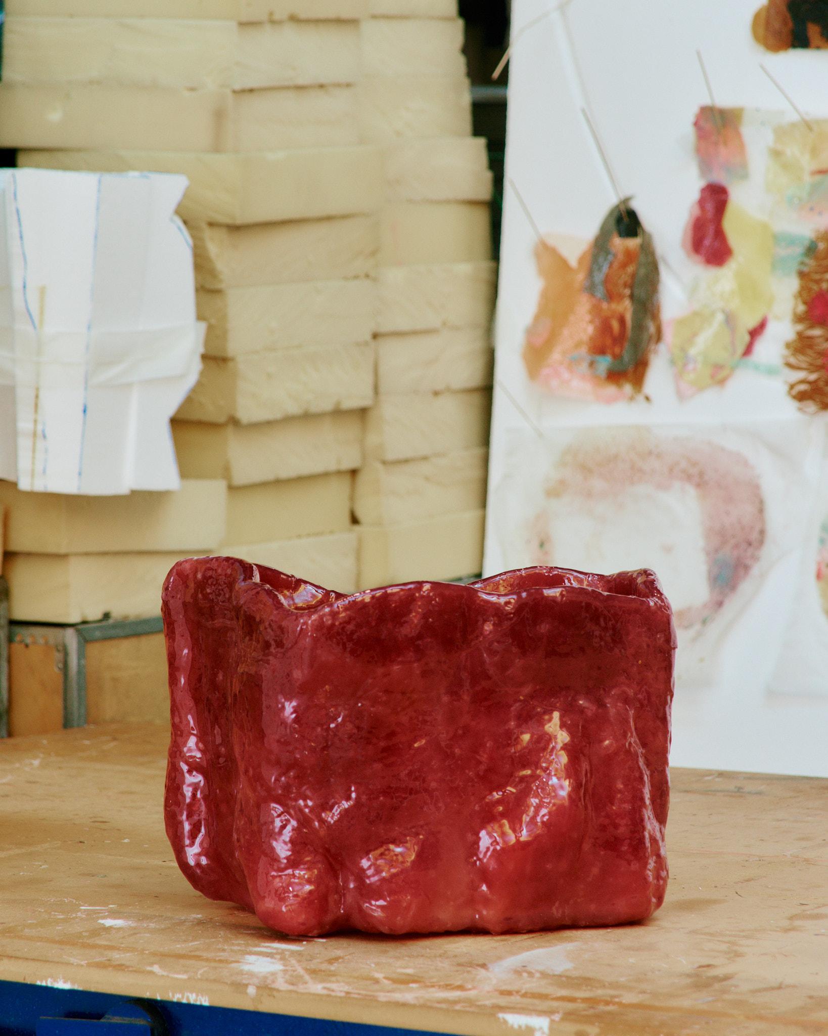 Wine Gum 3 Vessel di Casper Johs
Dimensioni: Ø 45 x H. 32 cm.
Materiali: Gomma da vino e resina.

L'universo vivido e colorato è stato l'inizio di un'indagine approfondita sulle possibilità offerte dalle caramelle. Qui tutto è possibile. Un'auto può