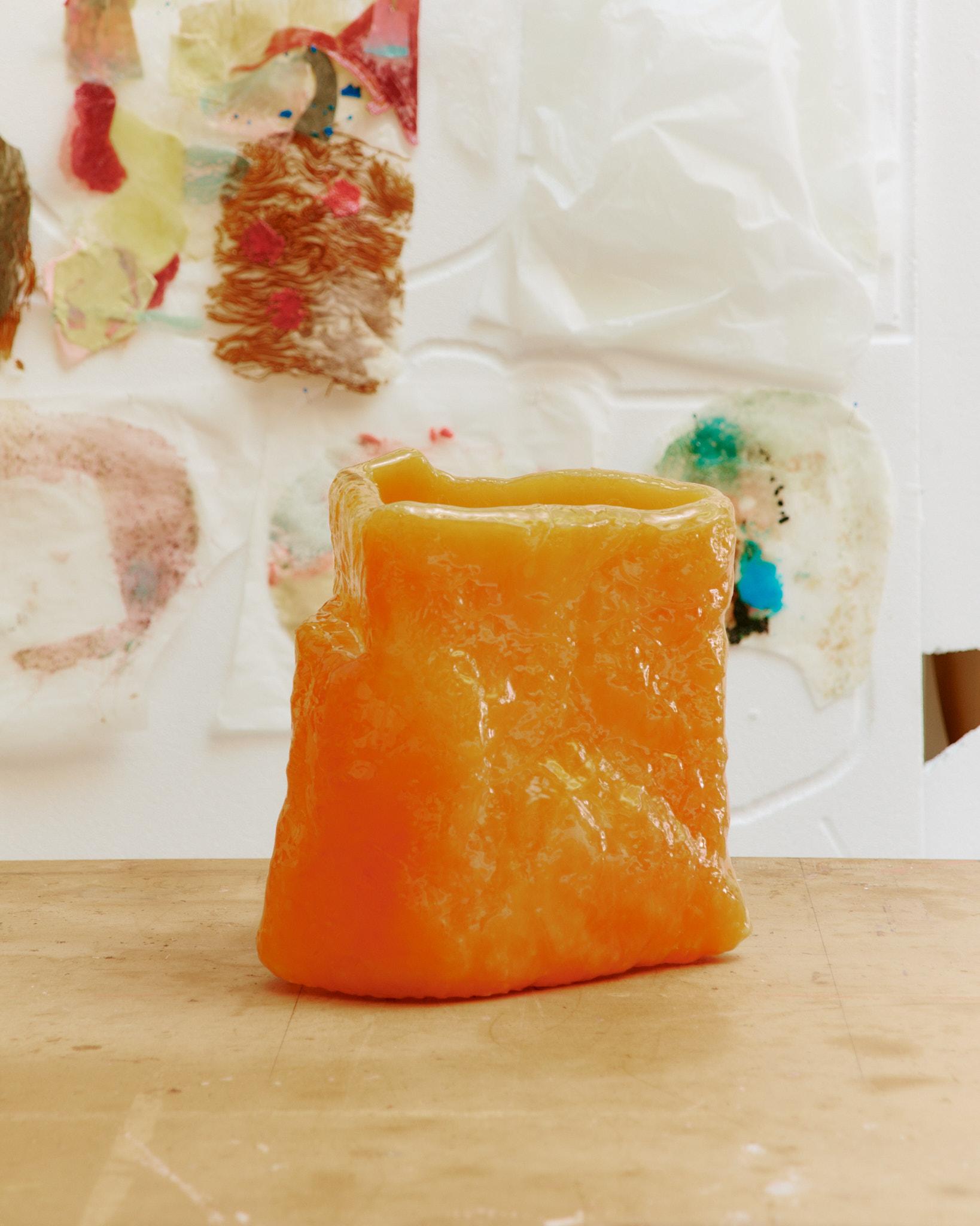 Wine Gum 4 Vessel di Casper Johs
Dimensioni: Ø 32 x H. 40 cm.
Materiali: Gomma da vino e resina.

L'universo vivido e colorato è stato l'inizio di un'indagine approfondita sulle possibilità offerte dalle caramelle. Qui tutto è possibile. Un'auto può