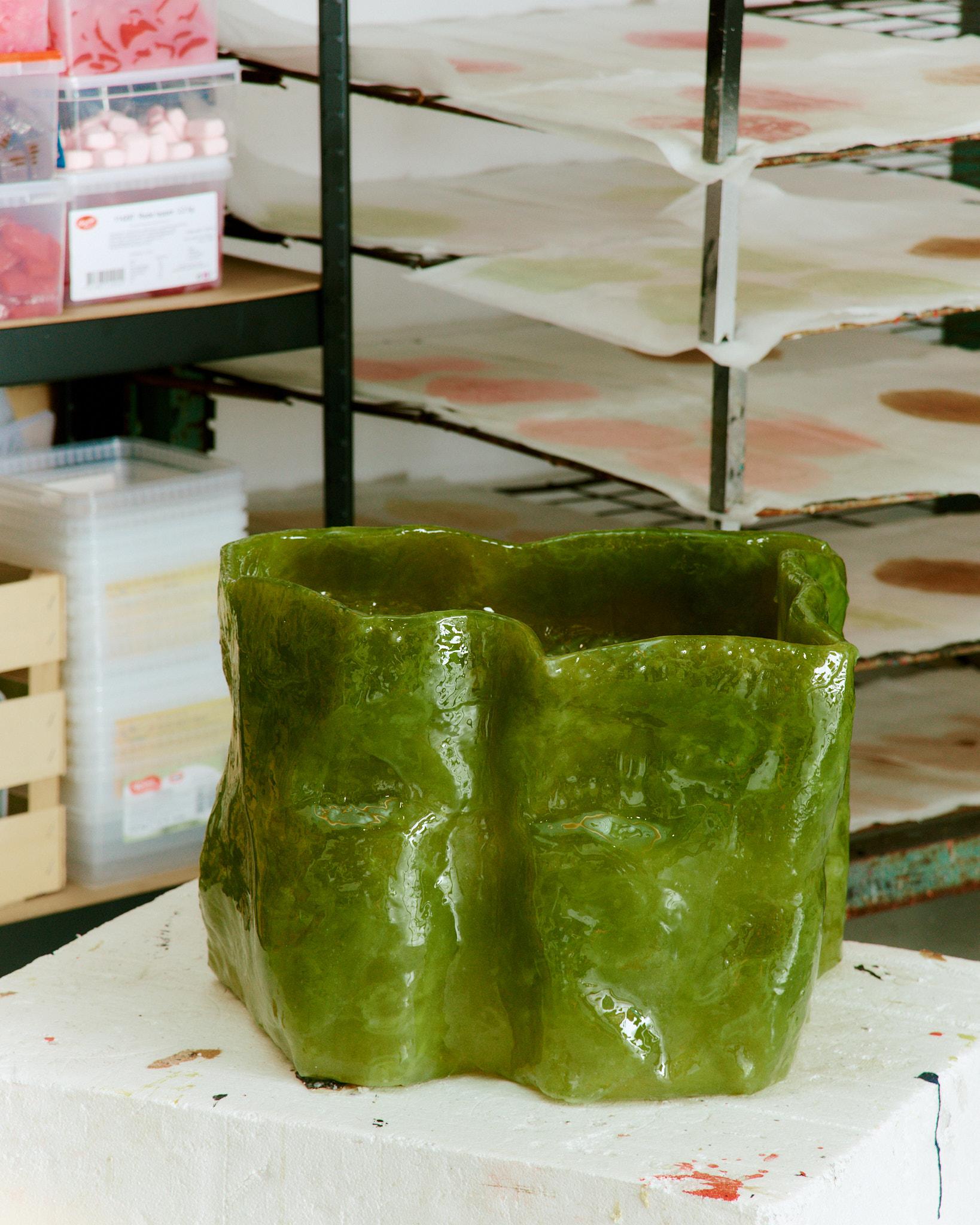 Wine Gum 6 Vessel di Casper Johs
Dimensioni: Ø 42 x H. 30 cm.
Materiali: Gomma da vino e resina.

L'universo vivido e colorato è stato l'inizio di un'indagine approfondita sulle possibilità offerte dalle caramelle. Qui tutto è possibile. Un'auto può