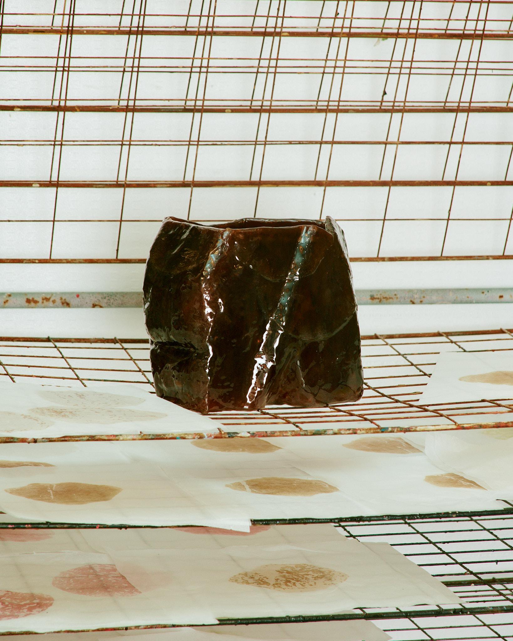Wine Gum 9 Vessel di Casper Johs
Dimensioni: Ø 33 x H. 25 cm.
Materiali: Gomma da vino e resina.

L'universo vivido e colorato è stato l'inizio di un'indagine approfondita sulle possibilità offerte dalle caramelle. Qui tutto è possibile. Un'auto può