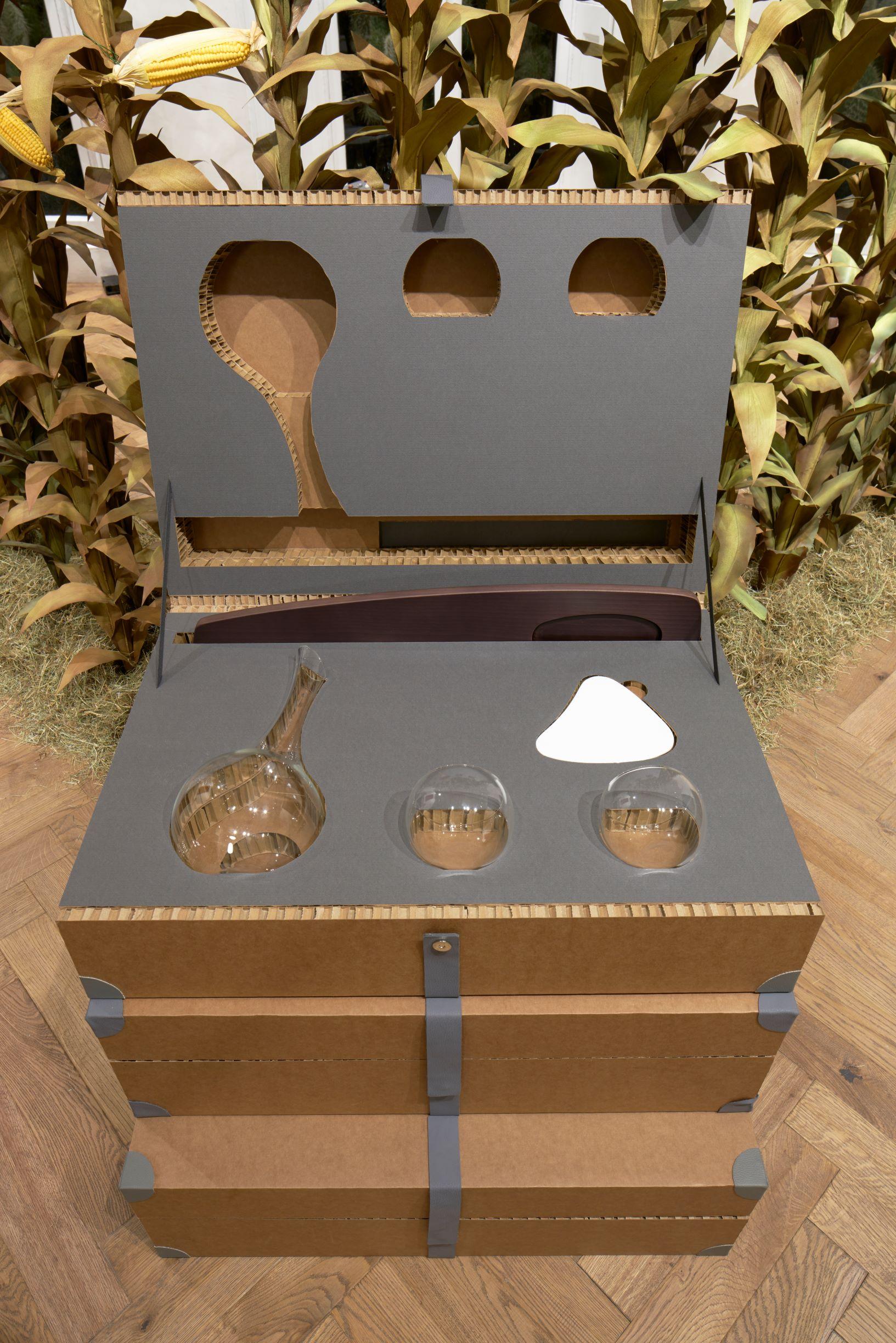 Carafe et ensemble de verres sur un plateau en bois de hêtre de la collection SoShiro Pok en vente 1