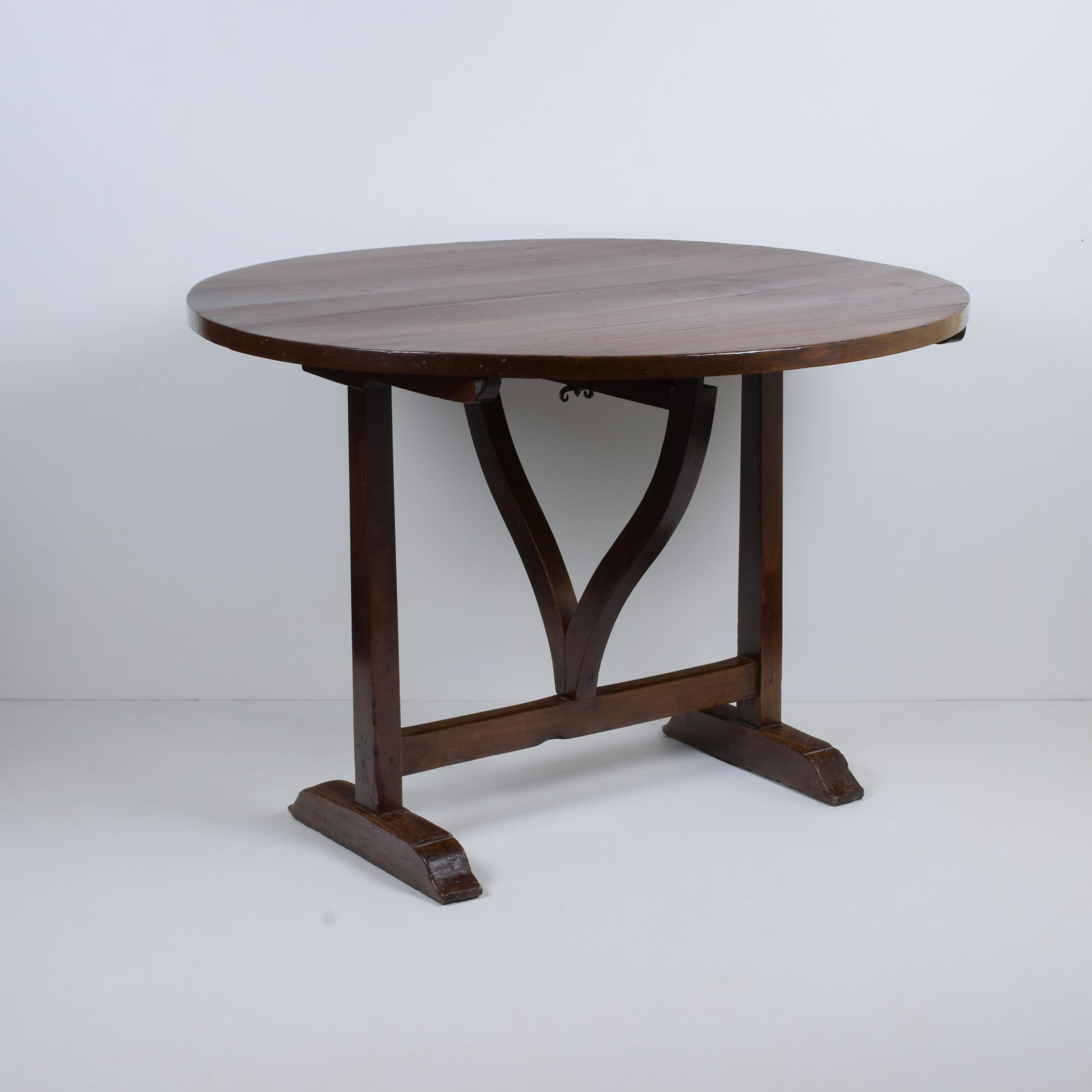 In solid cherry
Wine tasting tilt-top cherry table
Restored
Dimensions: Diameter cm 98 Height cm approximate 69.5.