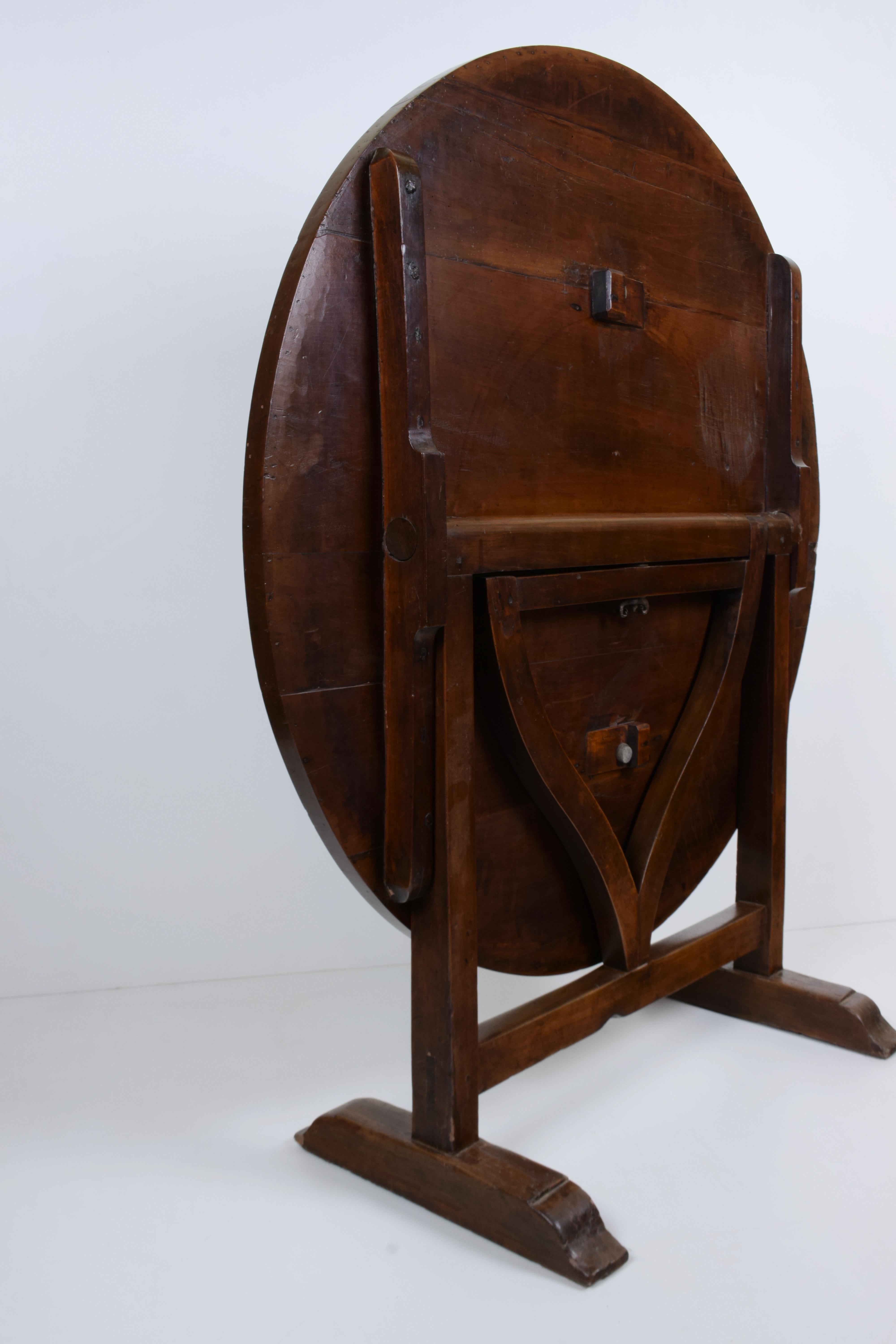Wine Tasting Tilt-Top Cherry Table, Italy, Early 19th Century In Good Condition For Sale In Prato, IT
