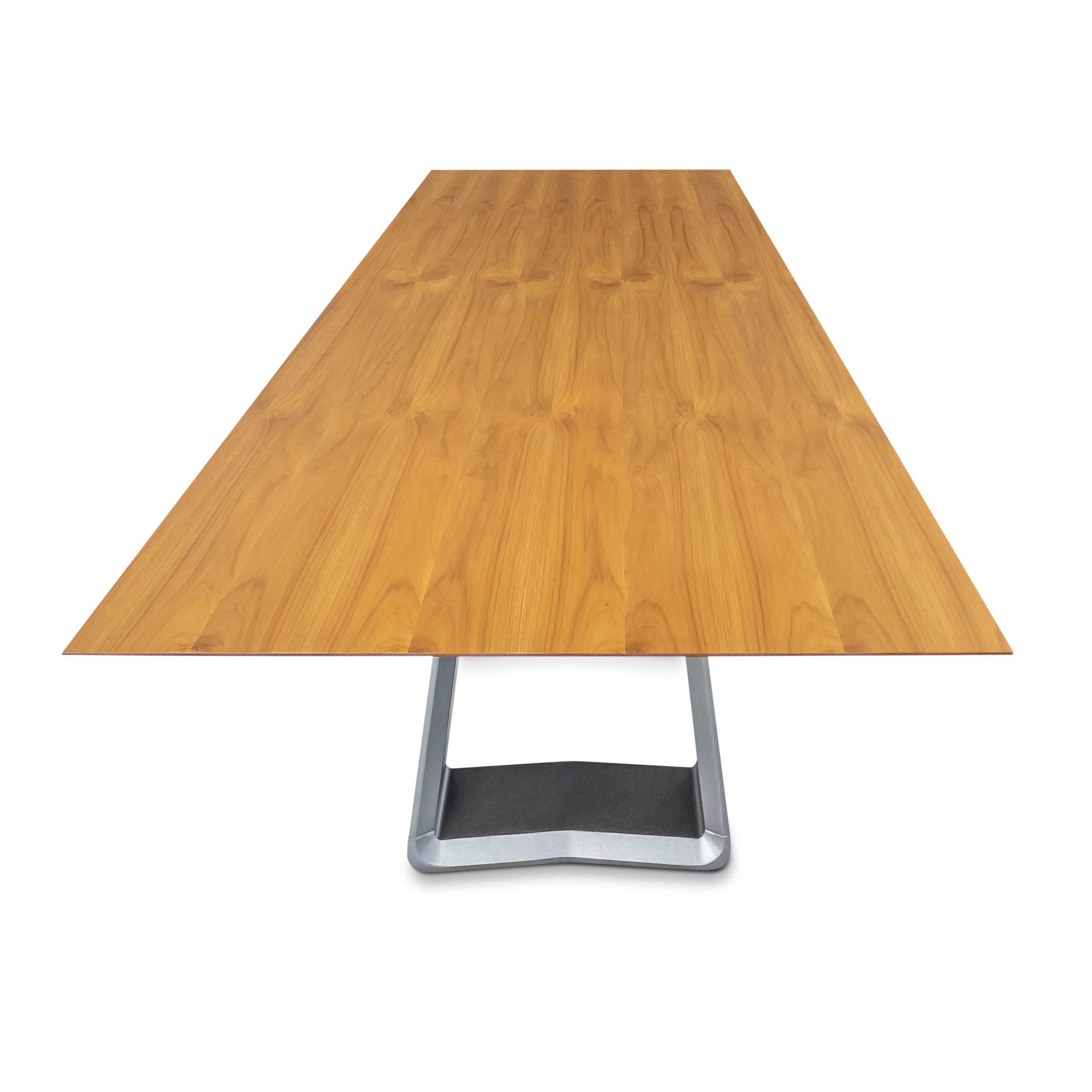 XXIe siècle et contemporain Table de salle à manger Wing avec plateau en placage de bois de teck chanfreiné et base en graphite 98'' en vente