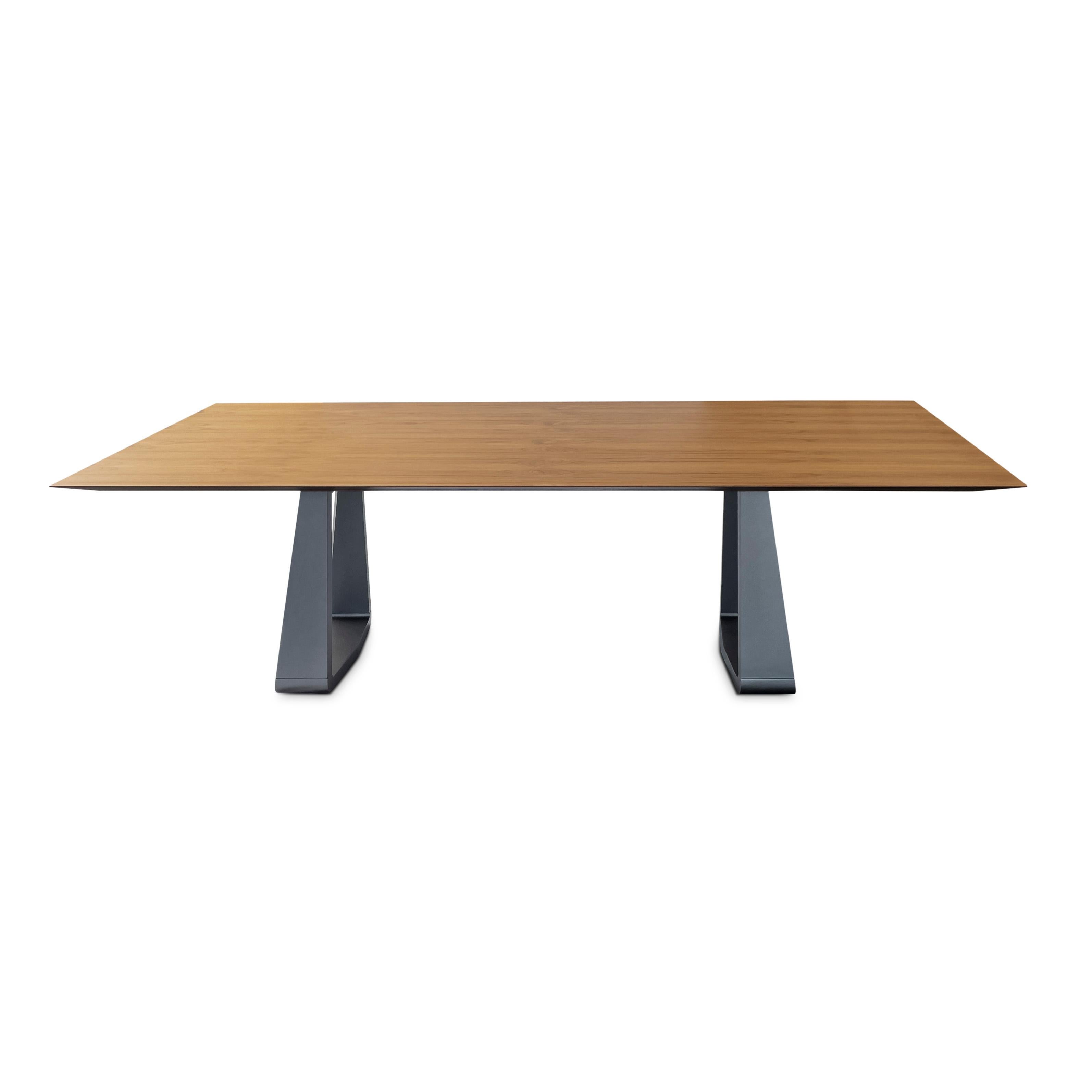 Table de salle à manger Wing avec plateau en placage de bois de teck chanfreiné et base en graphite 98'' en vente 1