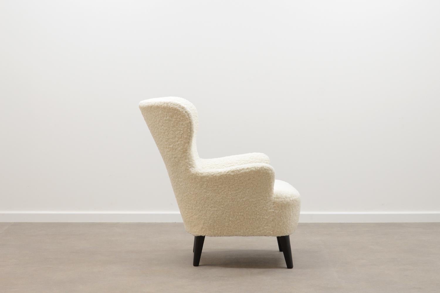 Wing back chair by Theo Ruth for Artifort, 50’s Netherlands. This is the gentleman model. Classic model reupholstered in a thick white teddy fabric and black wooden legs. 

 