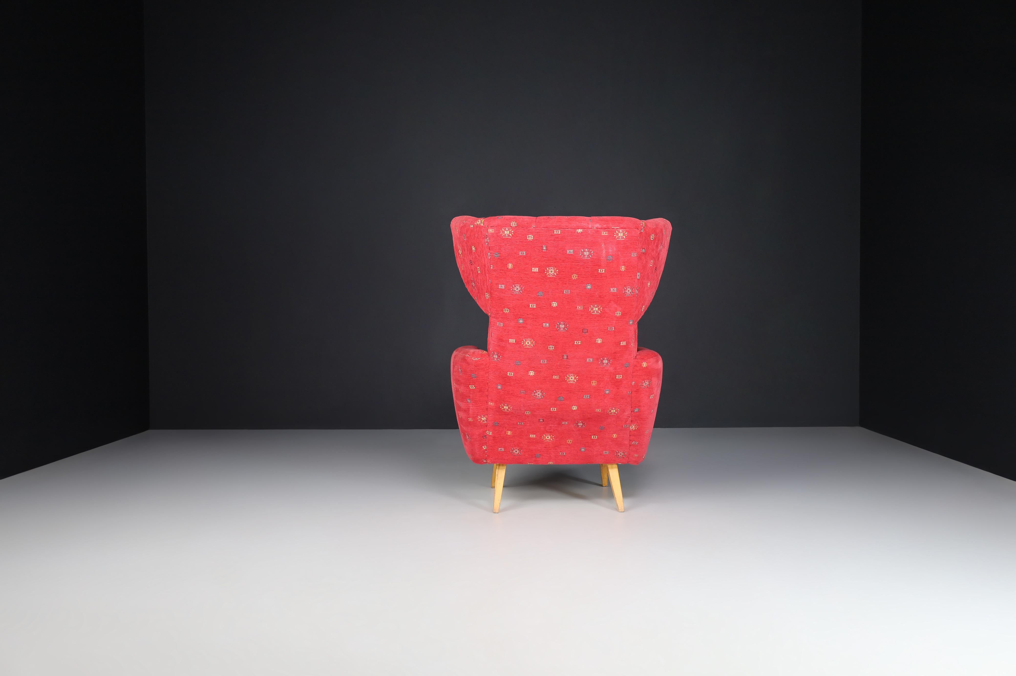 Chaise longue à dossier arrondi en tapisserie rouge, Praque 1950s Bon état - En vente à Almelo, NL