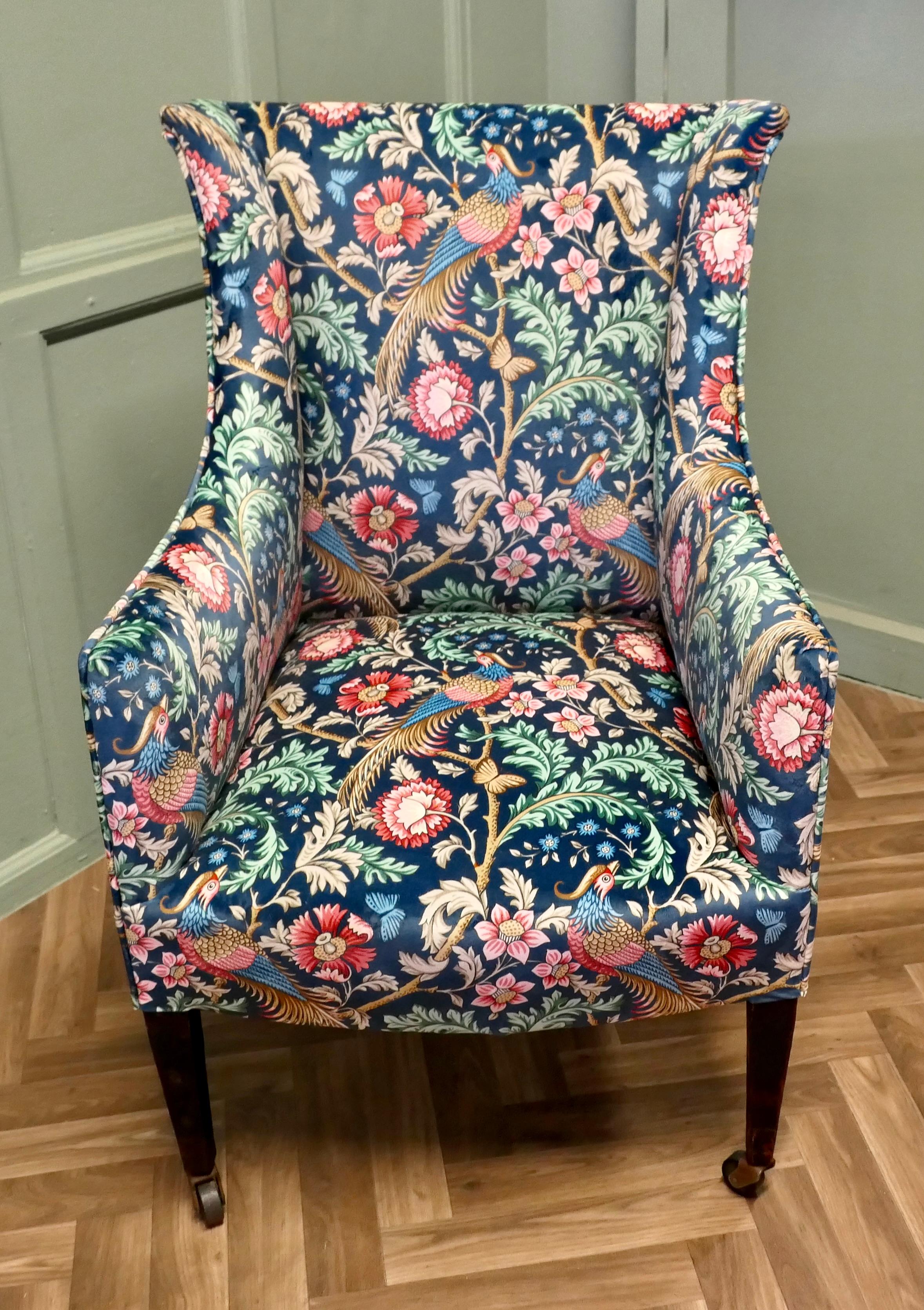 Silla auxiliar con respaldo de ala 

Se trata de una silla muy cuidada, la silla tiene nueva tapicería se ha cubierto con Liberty Azul Oakmere Terciopelo, una tela suave magnífica con pájaros, flores y hojas 
 La silla tiene un respaldo alto con