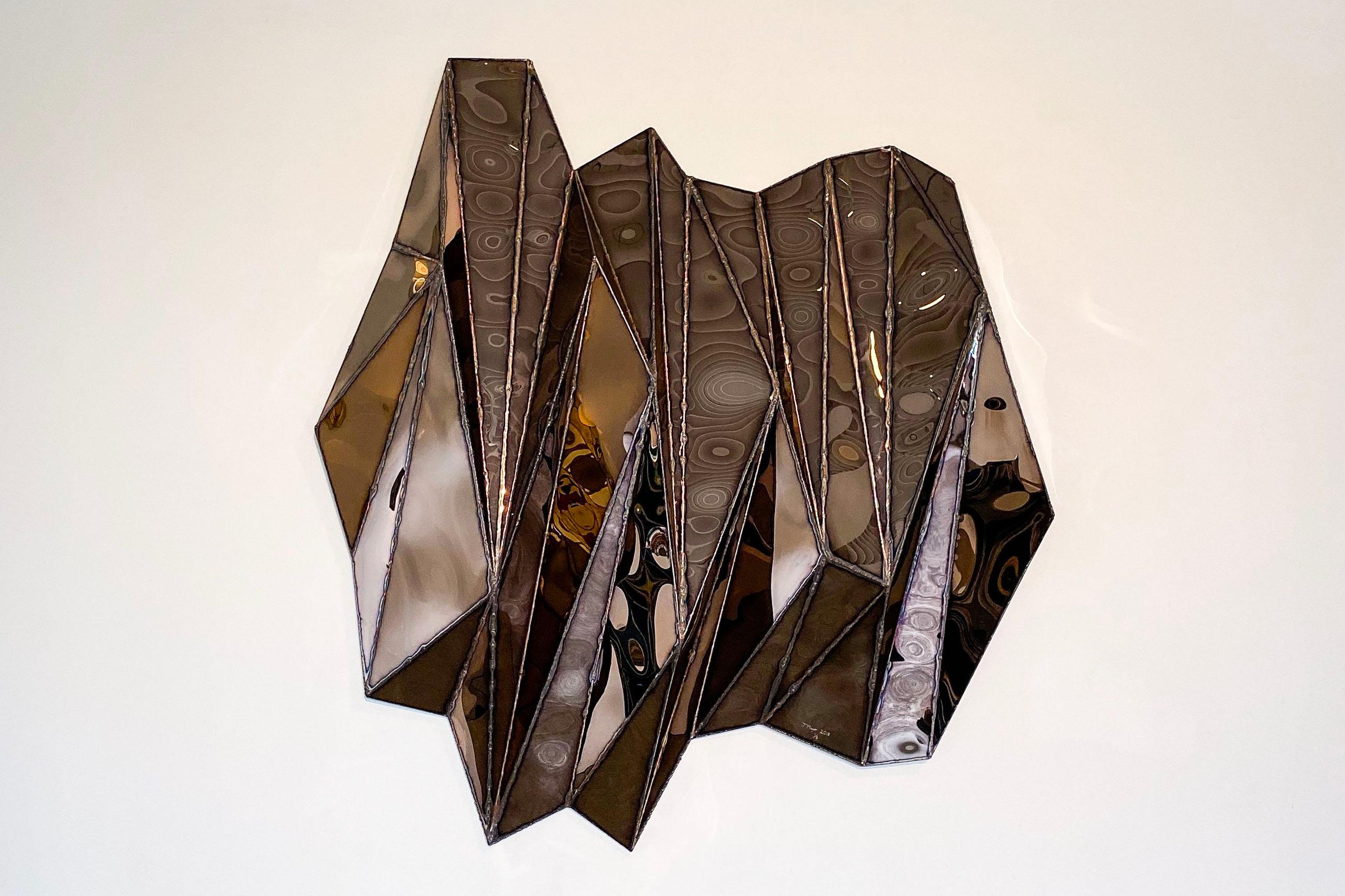 Flügelwandstück aus geschweißtem, hochglanzpoliertem Edelstahl von Julian Mayor
Limitierte Auflage von 8 + 4AP.
Abmessungen: T 18 x B 120 x H 130 cm. 
MATERIALIEN: Hochglanzpolierter Edelstahl.

Julian Mayor ist ein britischer Künstler und Designer,